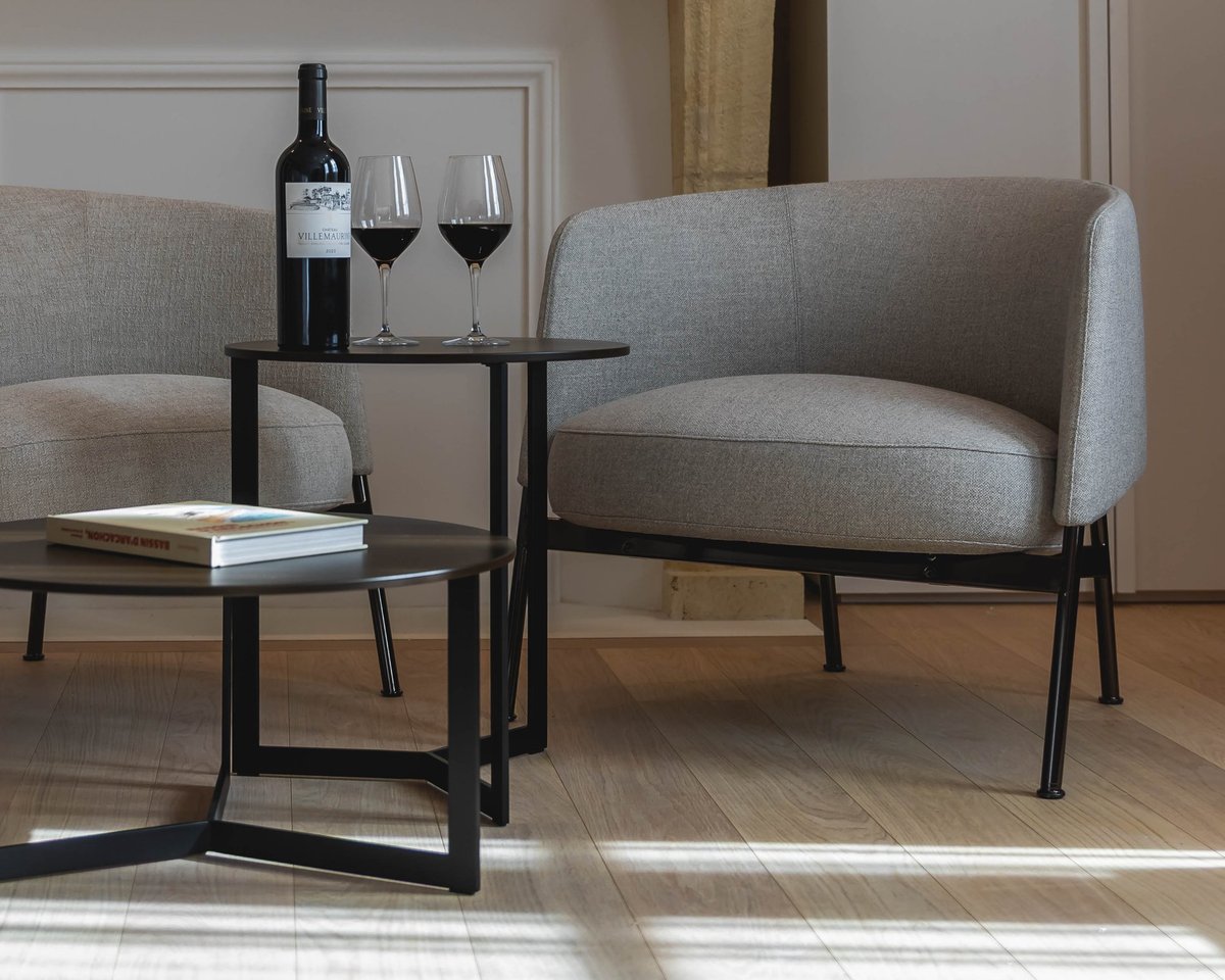 La Villa des Vignes, Coin salon avec fauteuils et table basse dans la Suite Signature de la Villa des Vignes