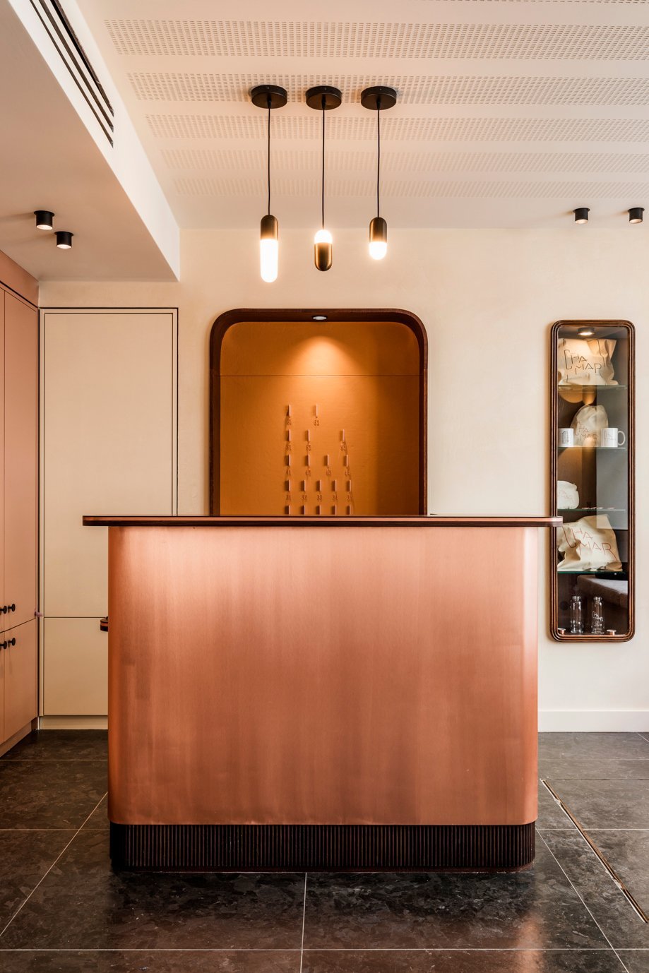 Réception moderne et accueillante de l'Hôtel Chamar Paris 9ème.