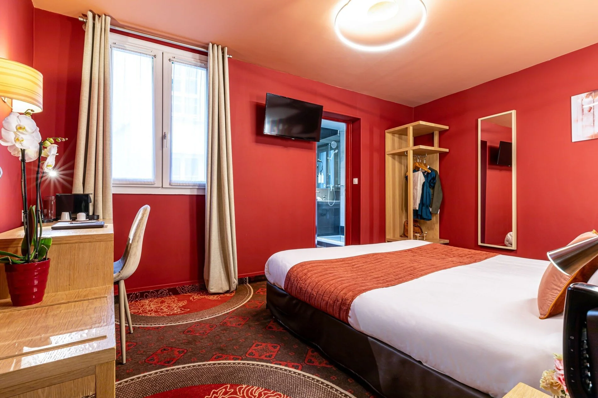 Chambre Supérieure Double spacieuse avec espace bureau, salle de bain privative et Wi-Fi gratuit à l'Hôtel Ariane Montparnasse