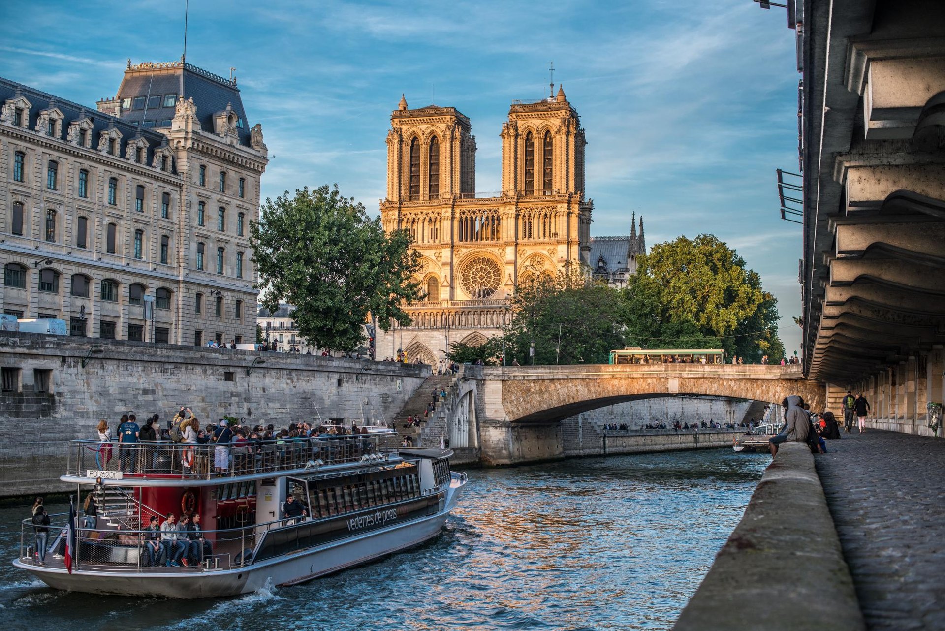 Les Rives de Notre Dame | Front of Notre Dame Cathedral Notre Dame