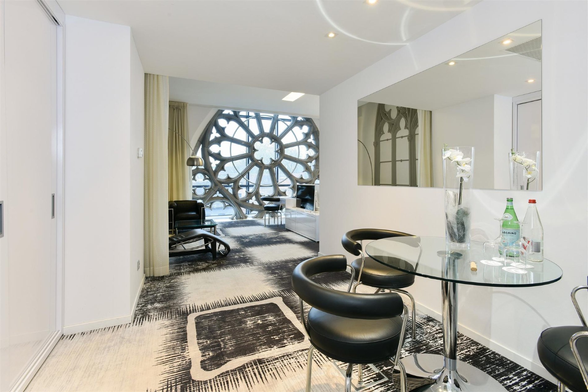 Best of Home Zimmer: Wohnzimmerbereich mit Blick auf ein prächtiges Glasfenster.