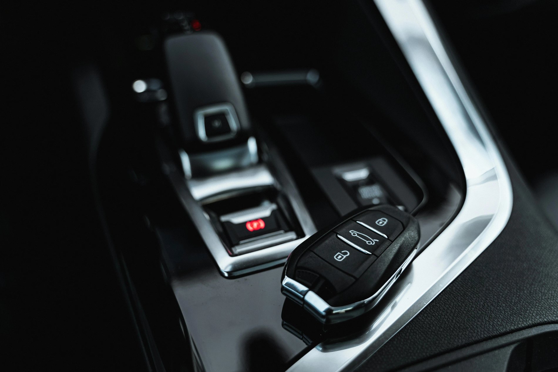 BW Plus La Demeure | Clé de voiture dans un véhicule garé, symbolisant l'hôtel Paris avec parking privé à Paris 13.