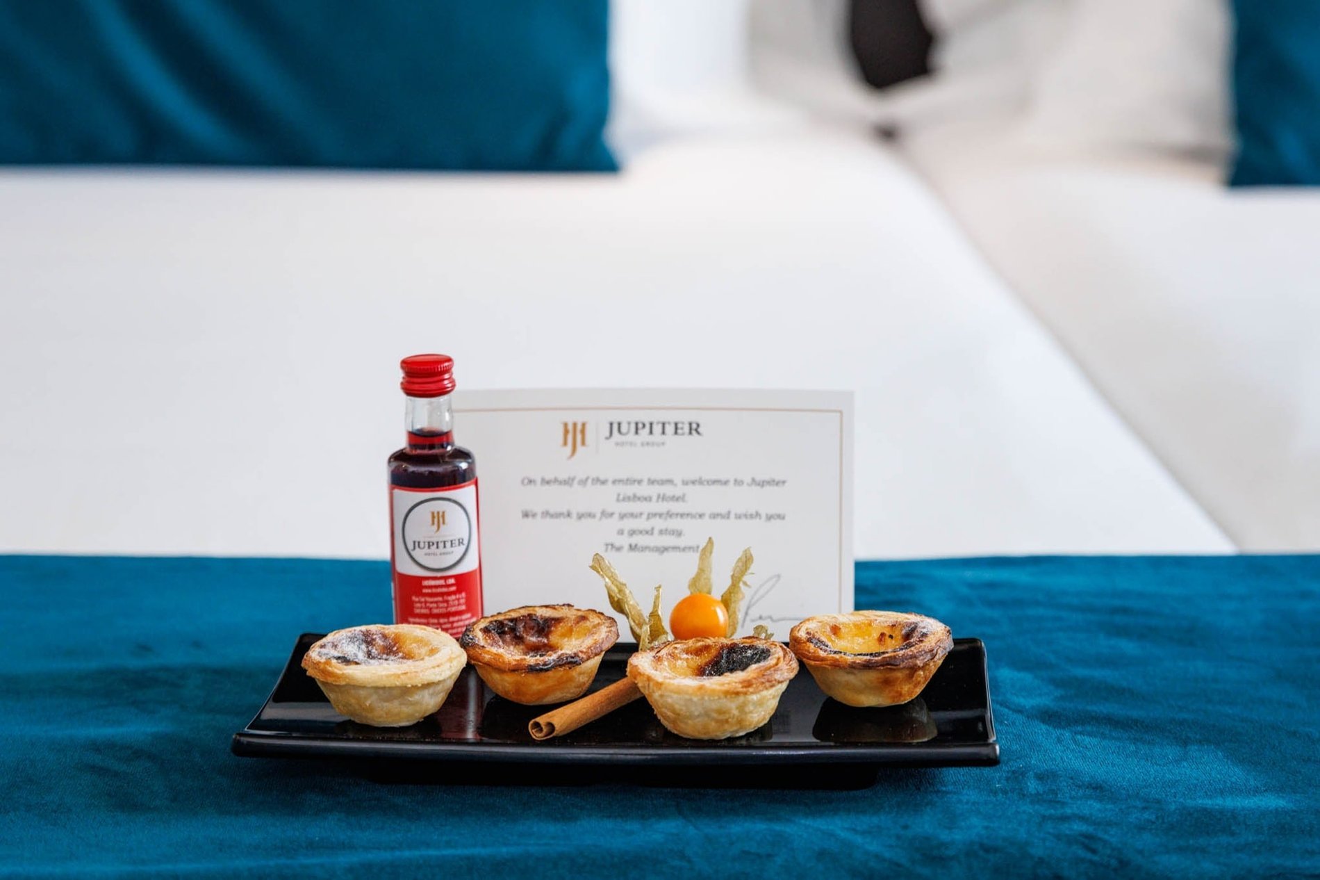Vip de rececao com pasteis de nata no quarto do Jupiter Lisboa Hotel