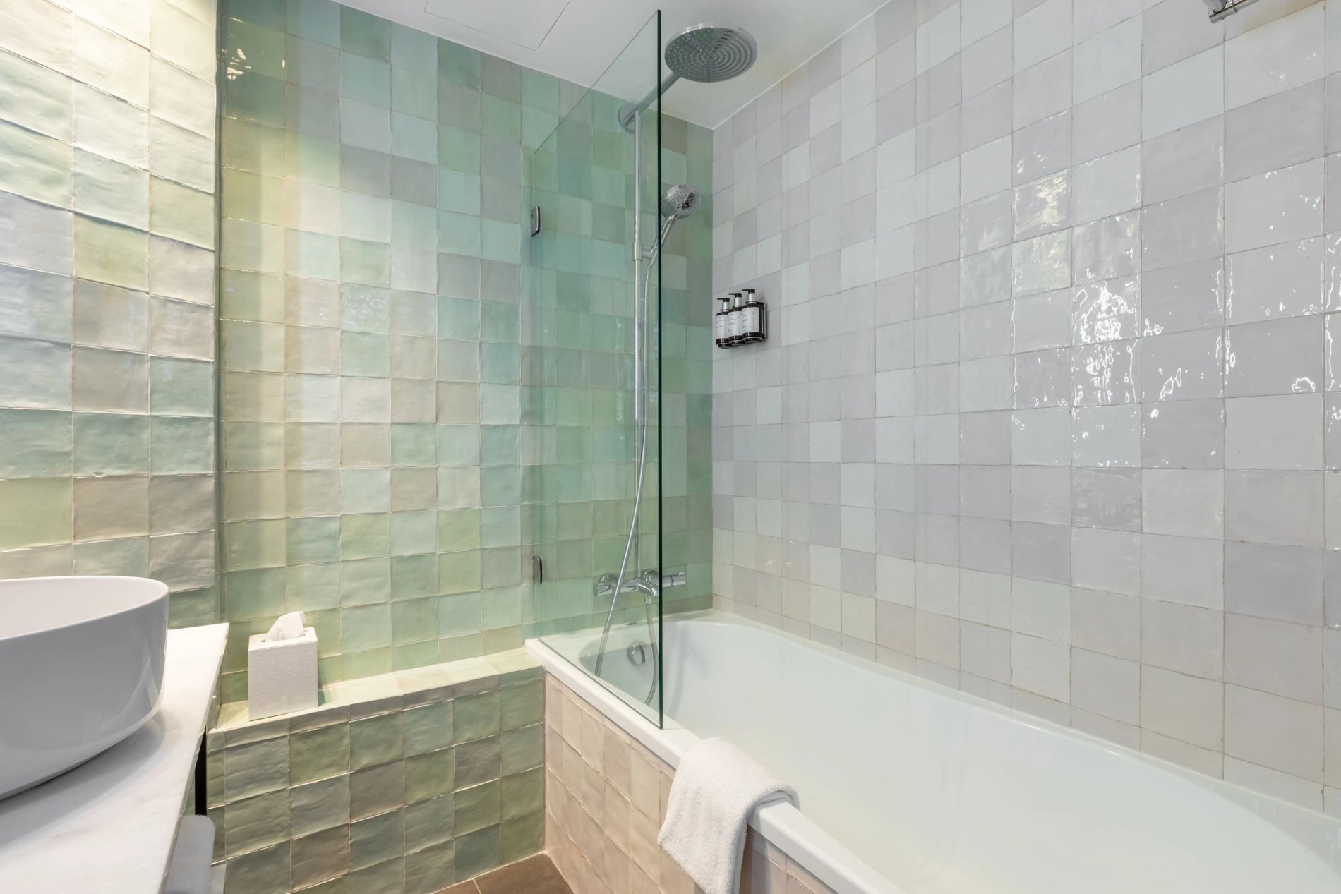 Voco Paris Montparnasse - Deluxe Room bathtub