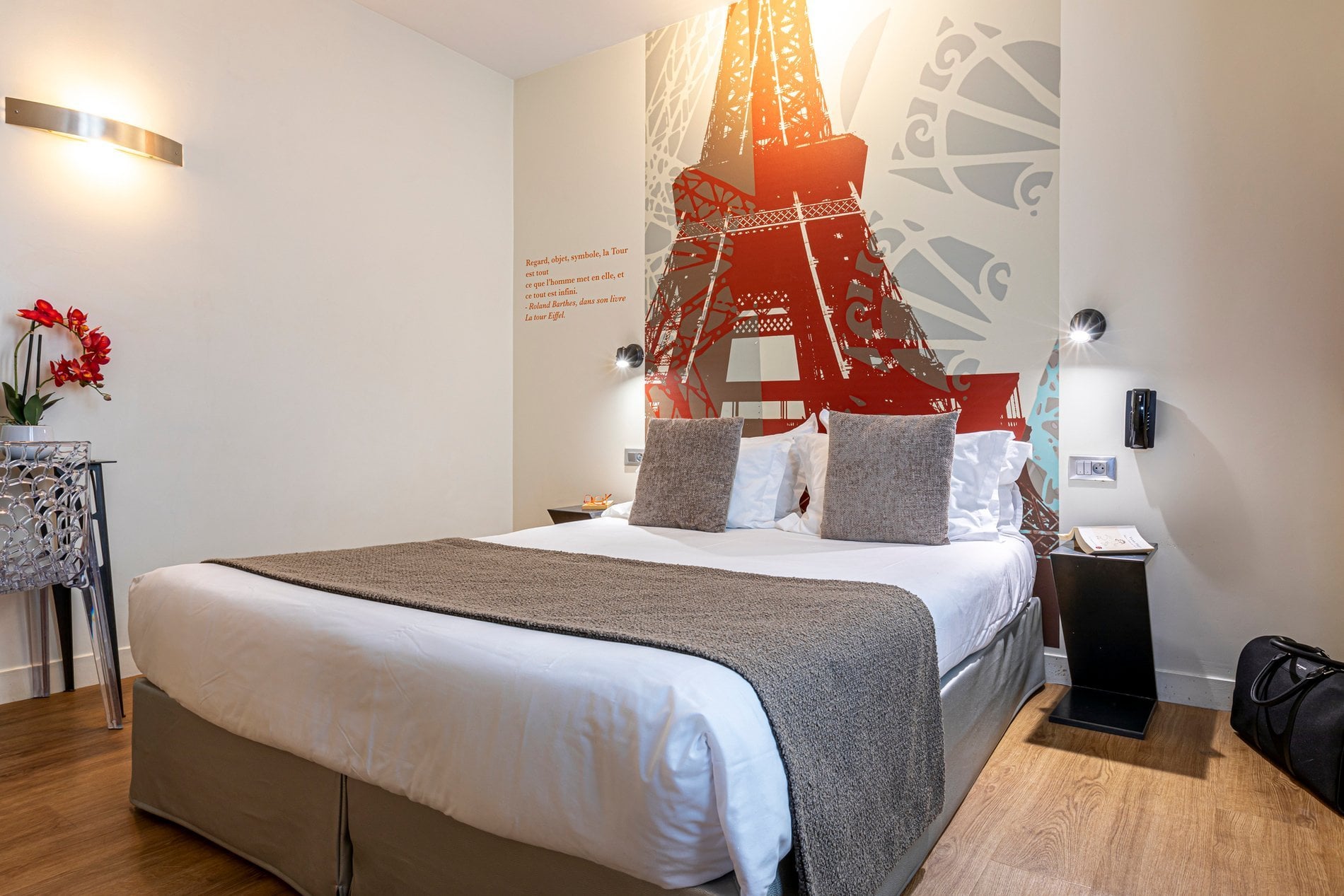 Façade de l'Hôtel Alpha Paris Eiffel à Boulogne-Billancourt.