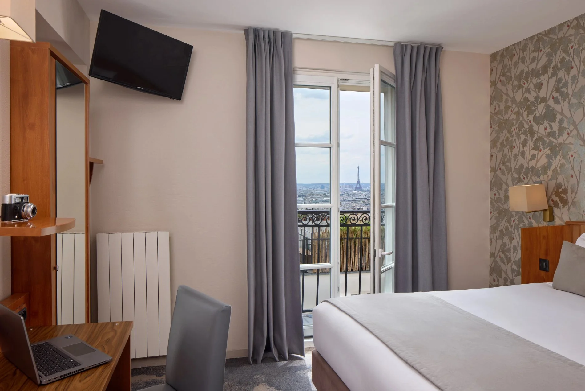 Chambre supérieur double balcon vue tour Eiffel