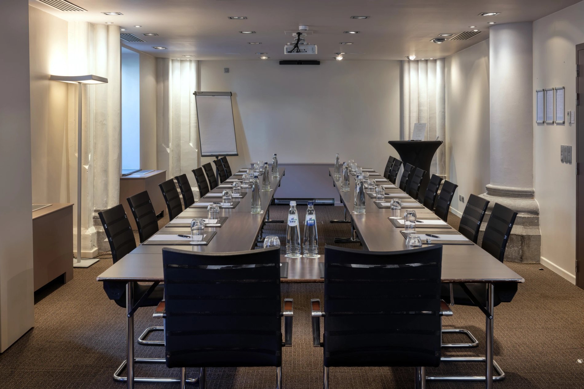 Salle de réunion en configuration U à l'hôtel Martin's Patershof, parfaite pour vos séminaires à Malines.