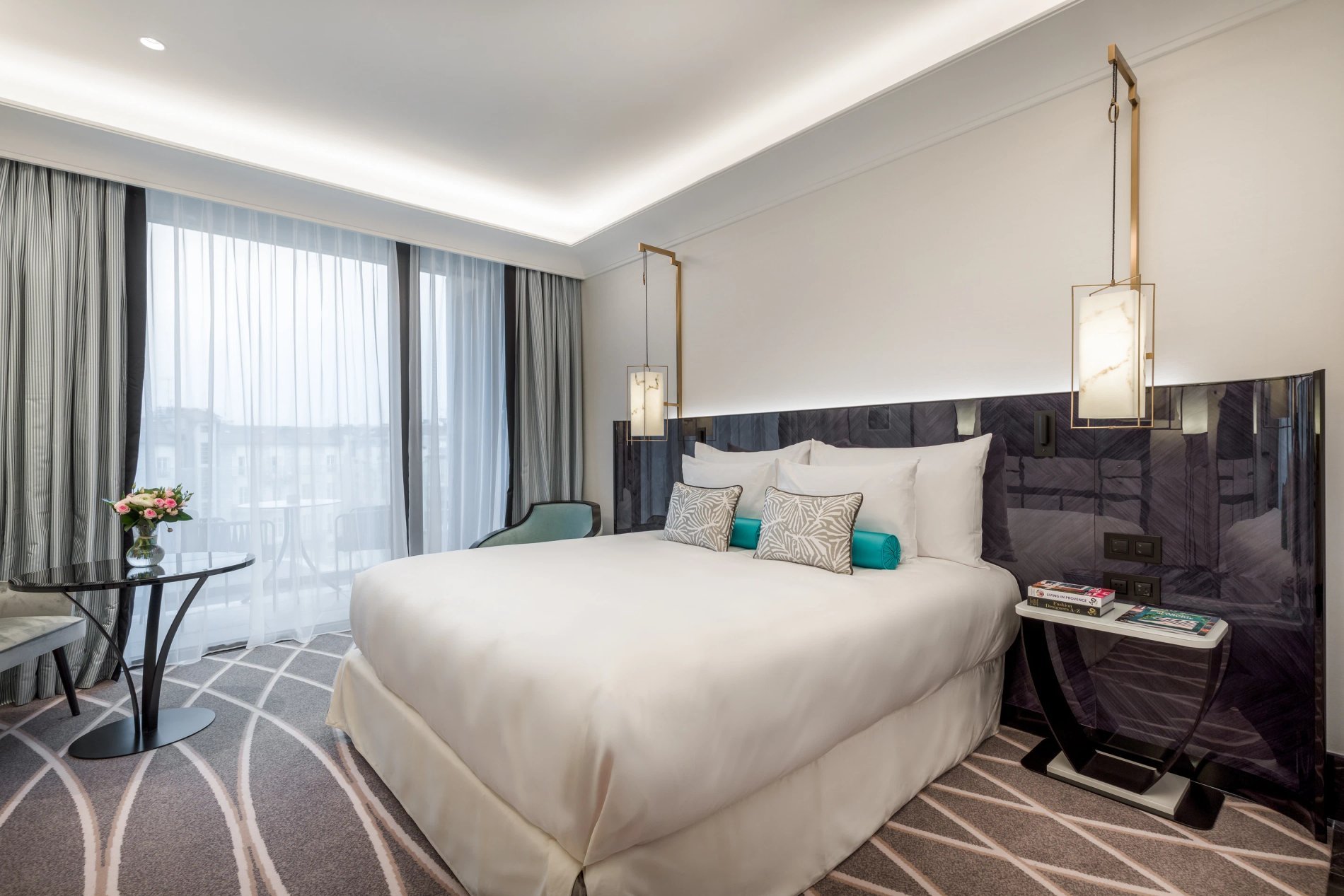 Maison Albar - Le Victoria | Kingsize bed in an executive me view