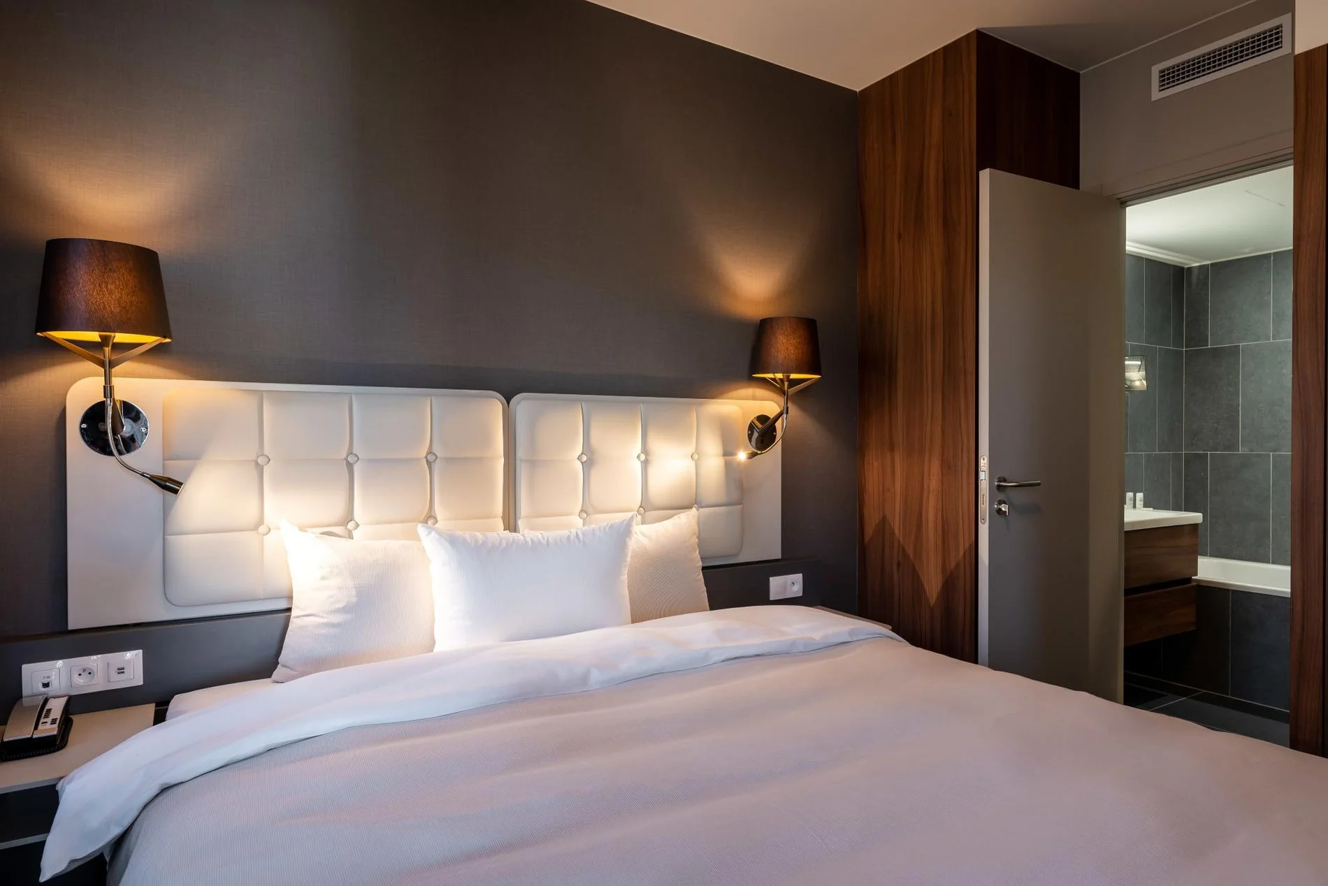 Chambre élégante avec lit double dans un hôtel Martin's Hotels.