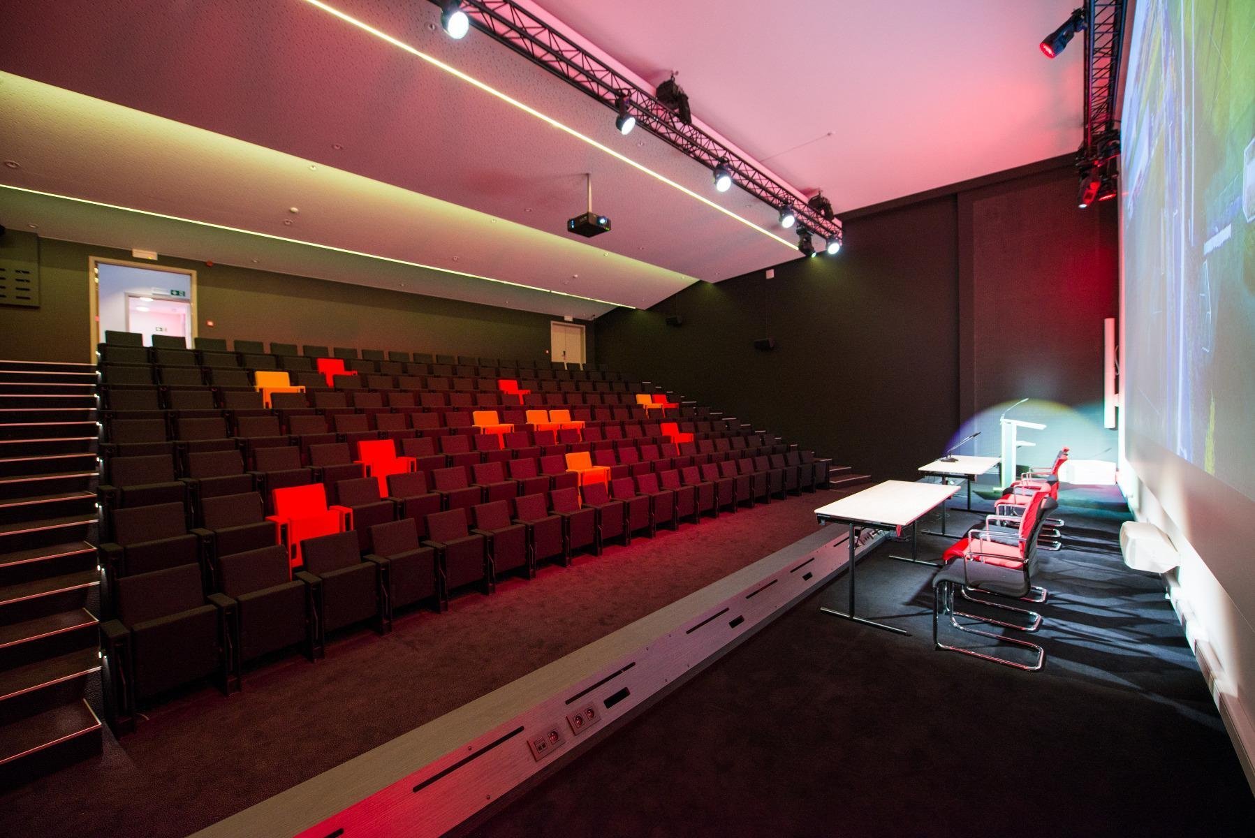 Auditorium équipé pour conférences et présentations
