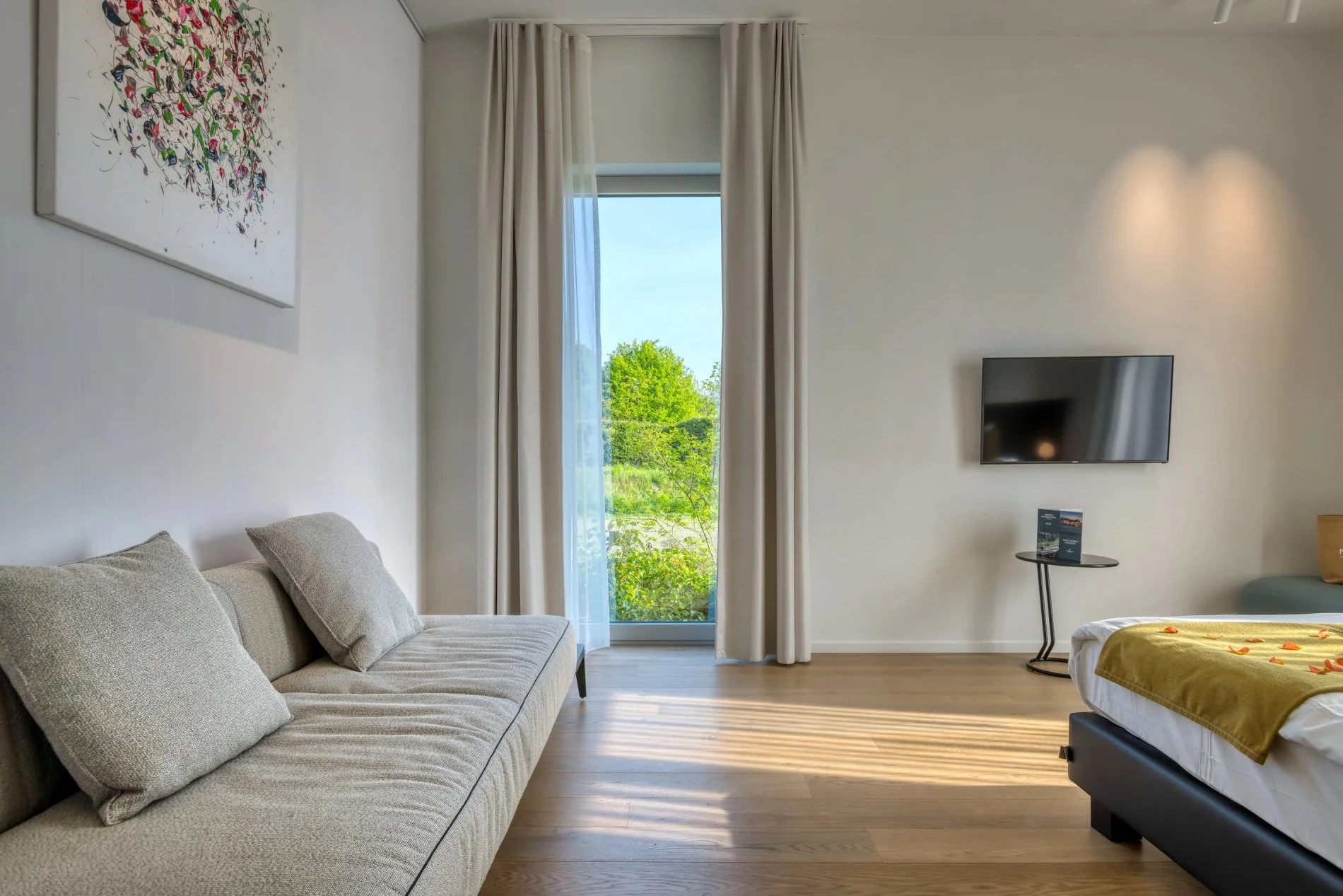 Ontspanningsruimte in de Exceptional kamer met tv en zithoek.