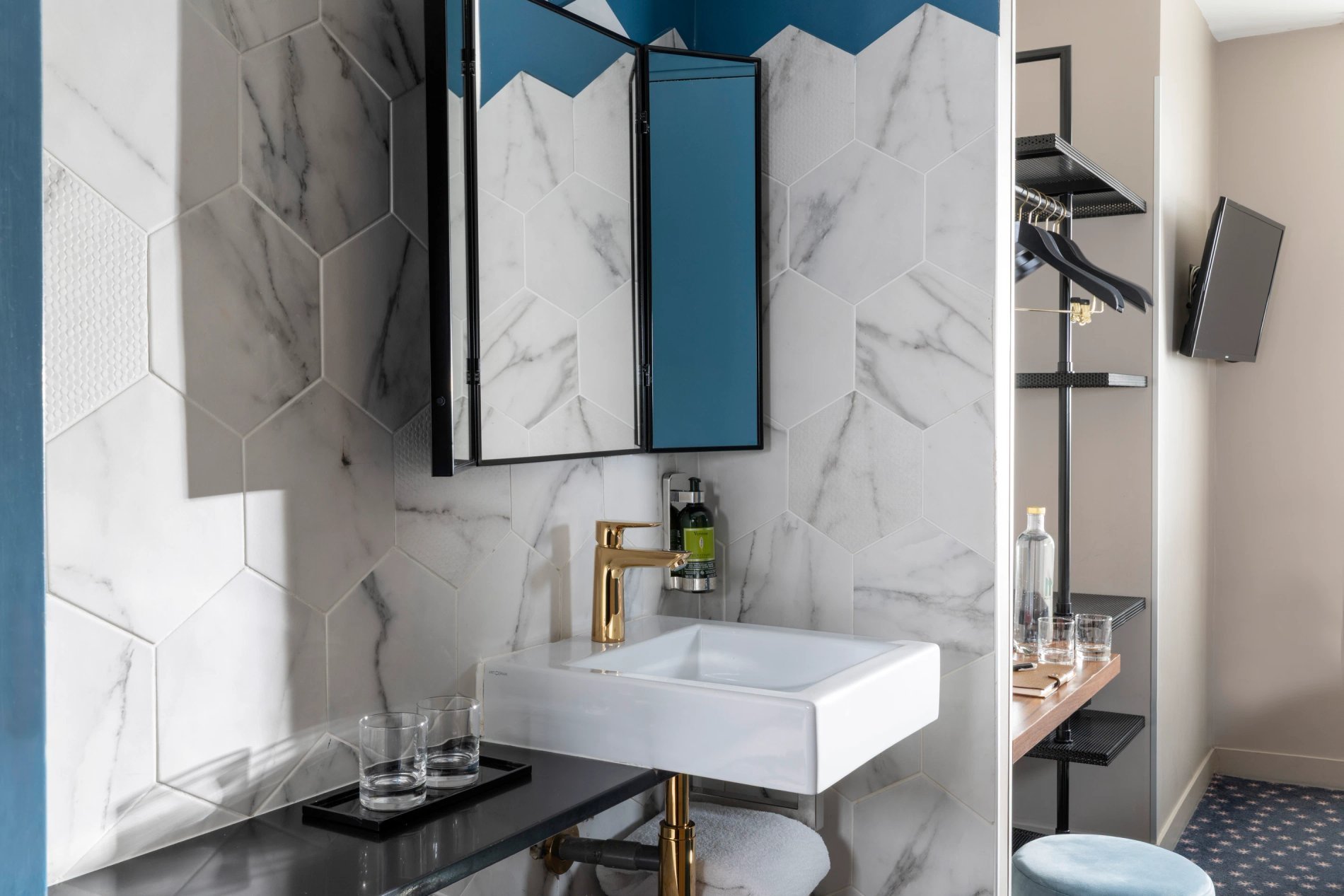 Hôtel Maxim Folies Chambre Classique Salle de Bain Penderie TV