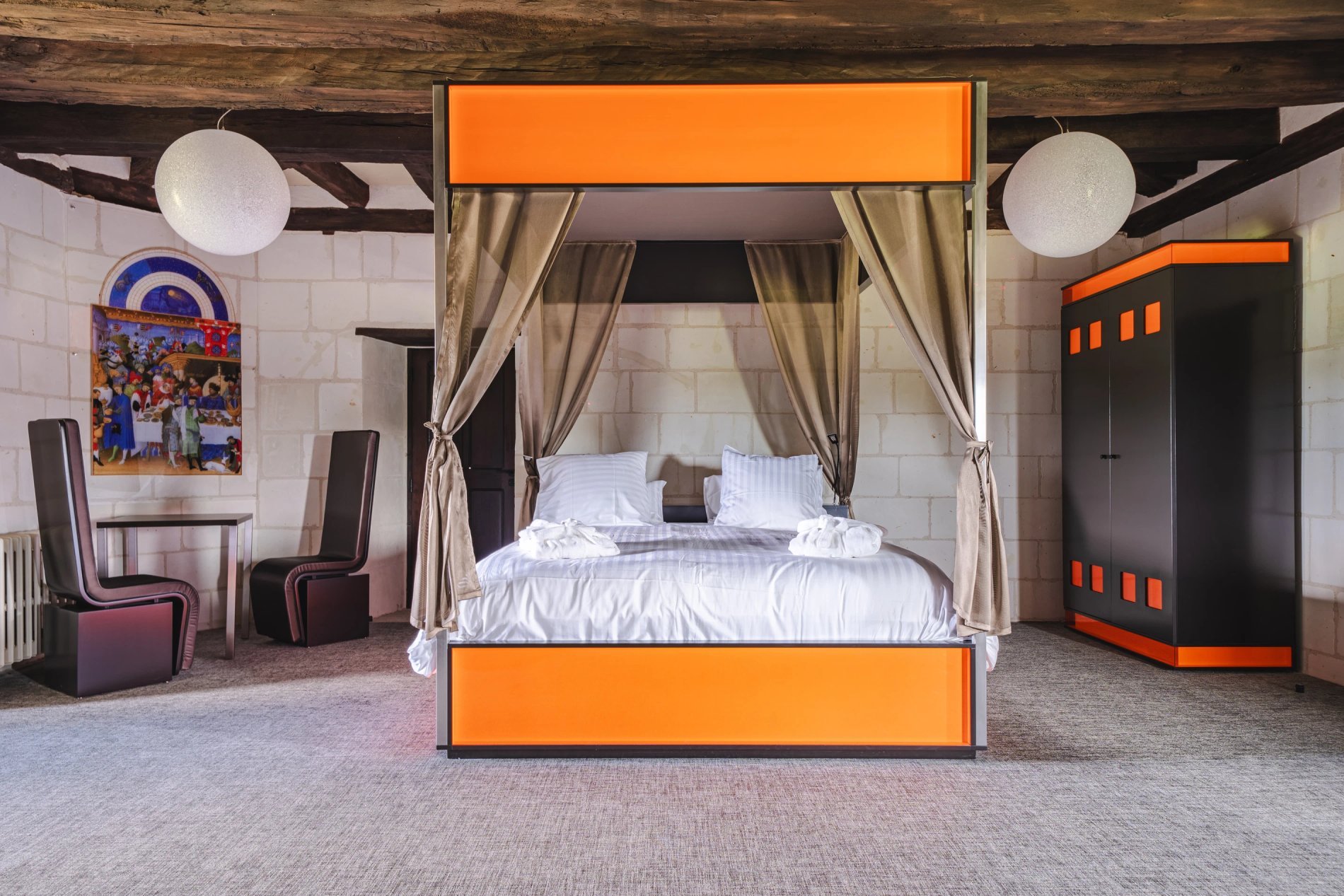 Lit double dans chambre de luxe charmante