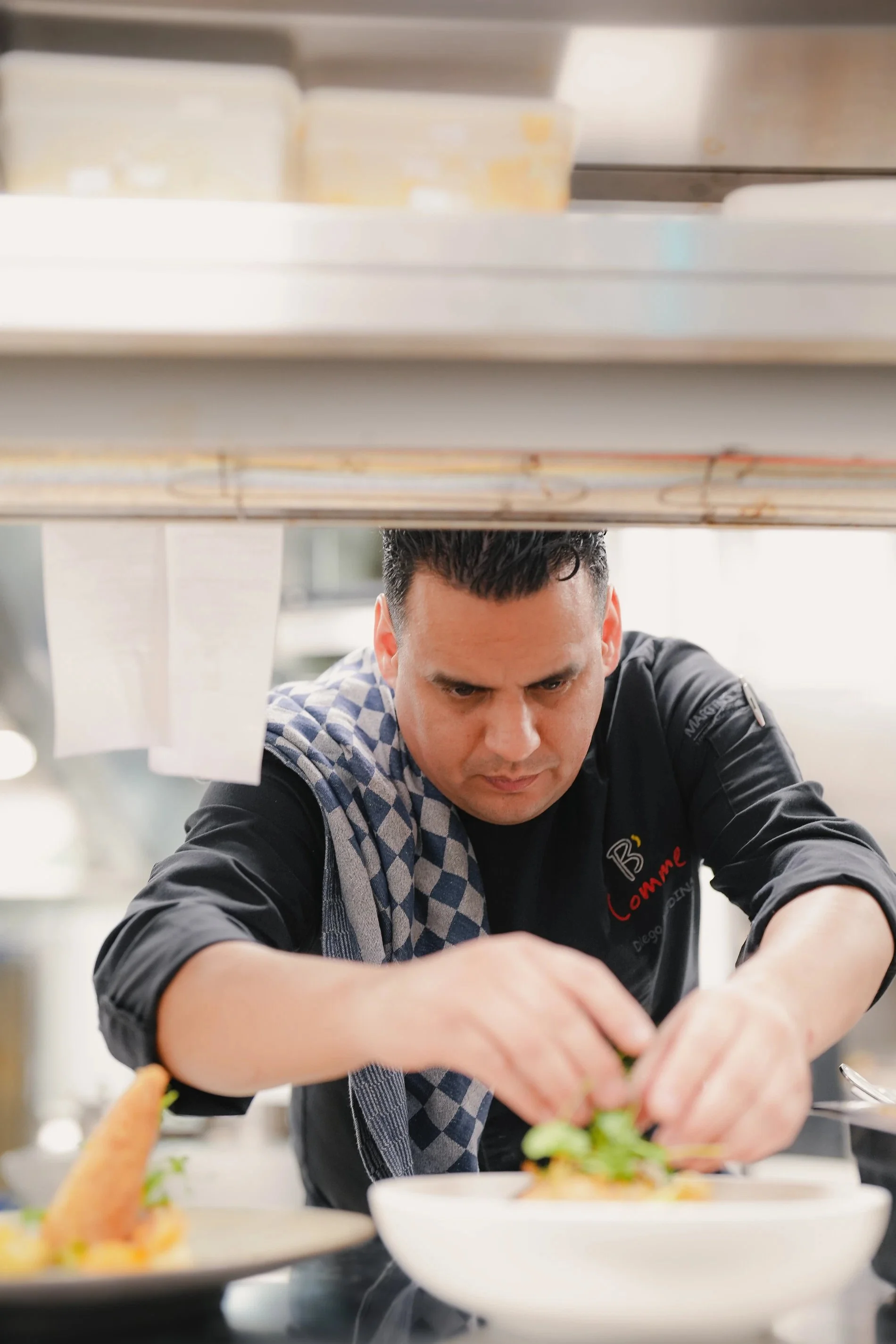 Le bar moderne et lumineux du restaurant B'Comme chez Martin's Hotels.