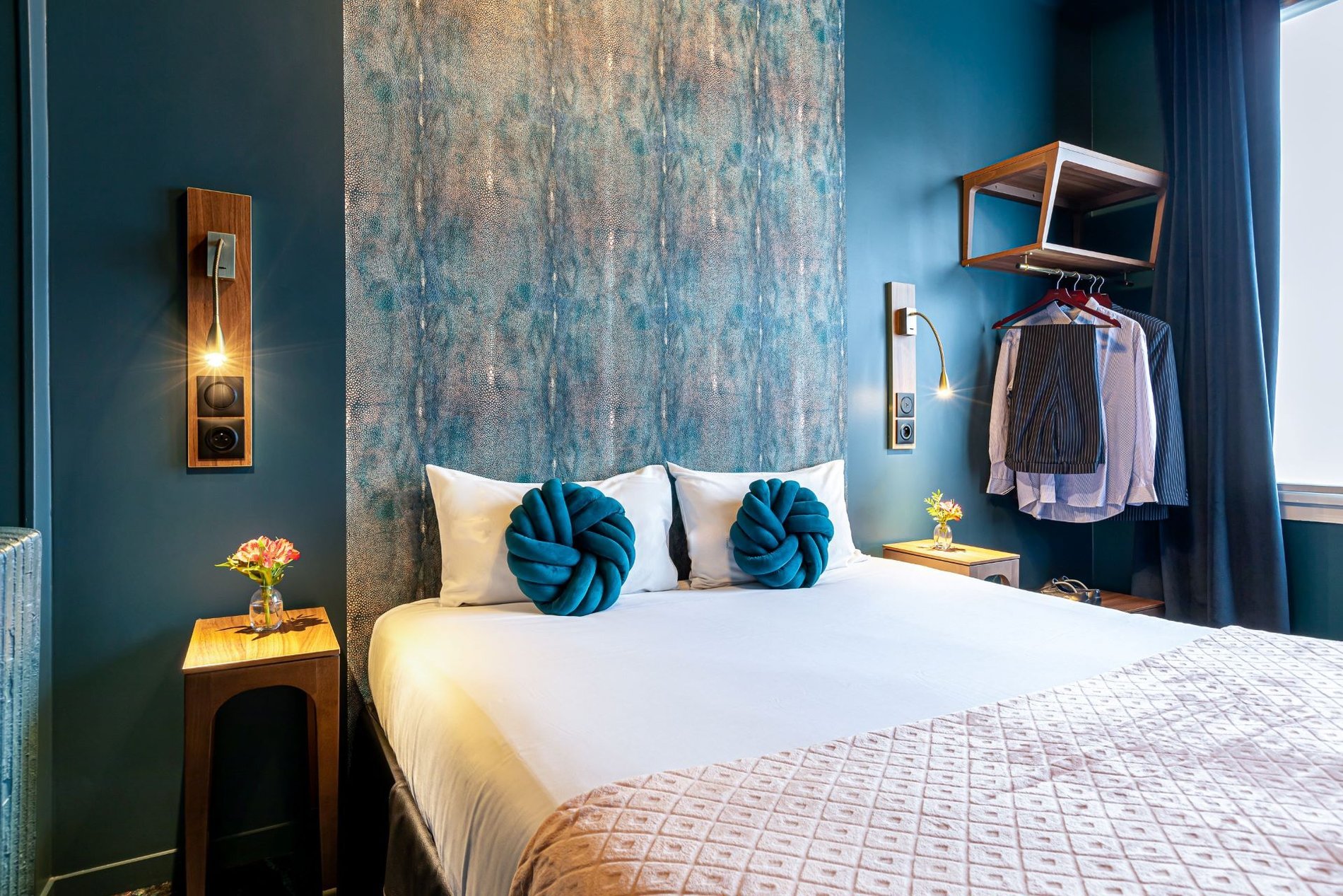 Chambre Classique Monceau de l’Hôtel Glasgow Monceau à Paris avec lit queen size, décoration raffinée et rangements ouverts