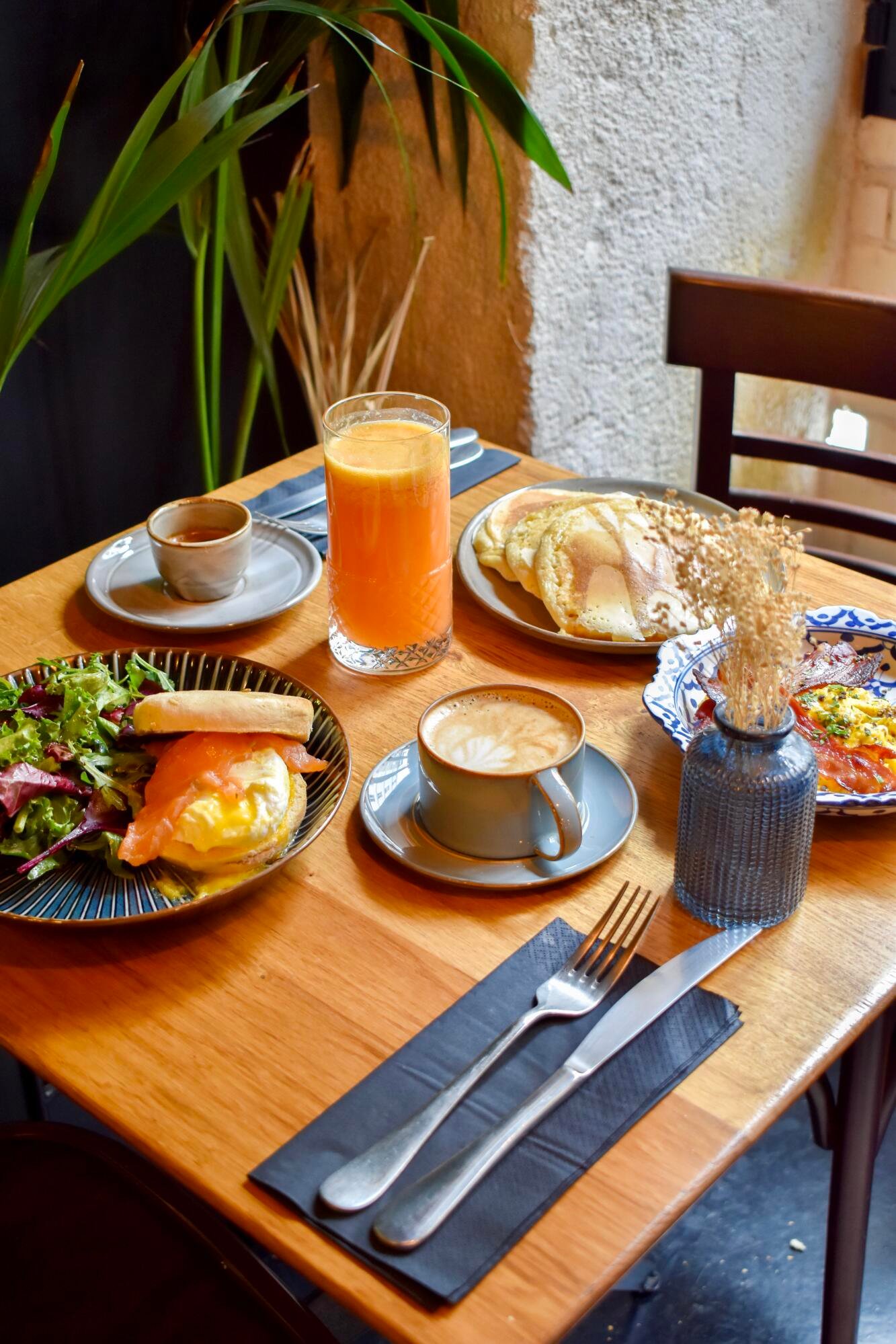 Café Restaurant Creime Food Salad Eggs salmon Pancakes bacon Drink Juice Coffee brunch Breakfast