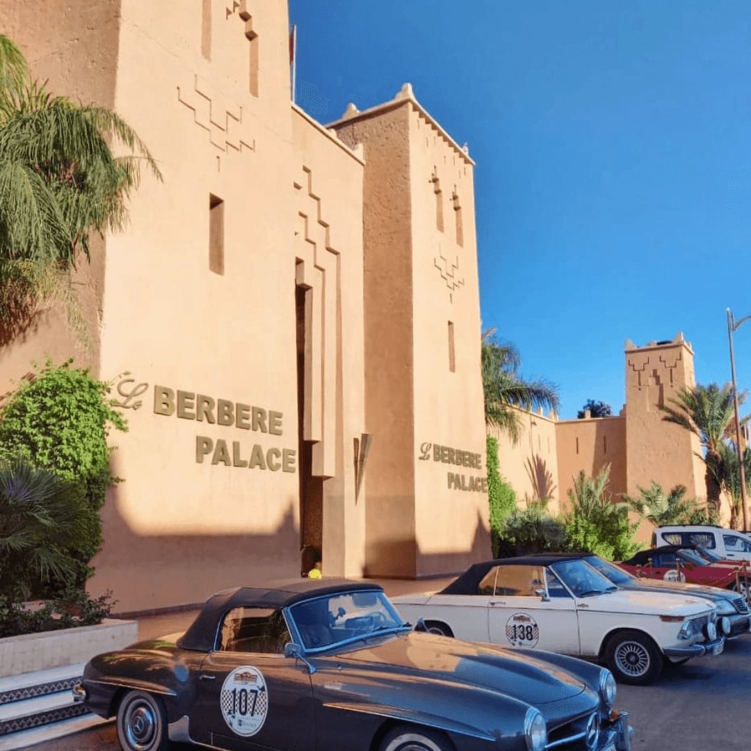 Façade du Berbère Palace à Ouarzazate, hôtel 5 étoiles avec architecture traditionnelle marocaine