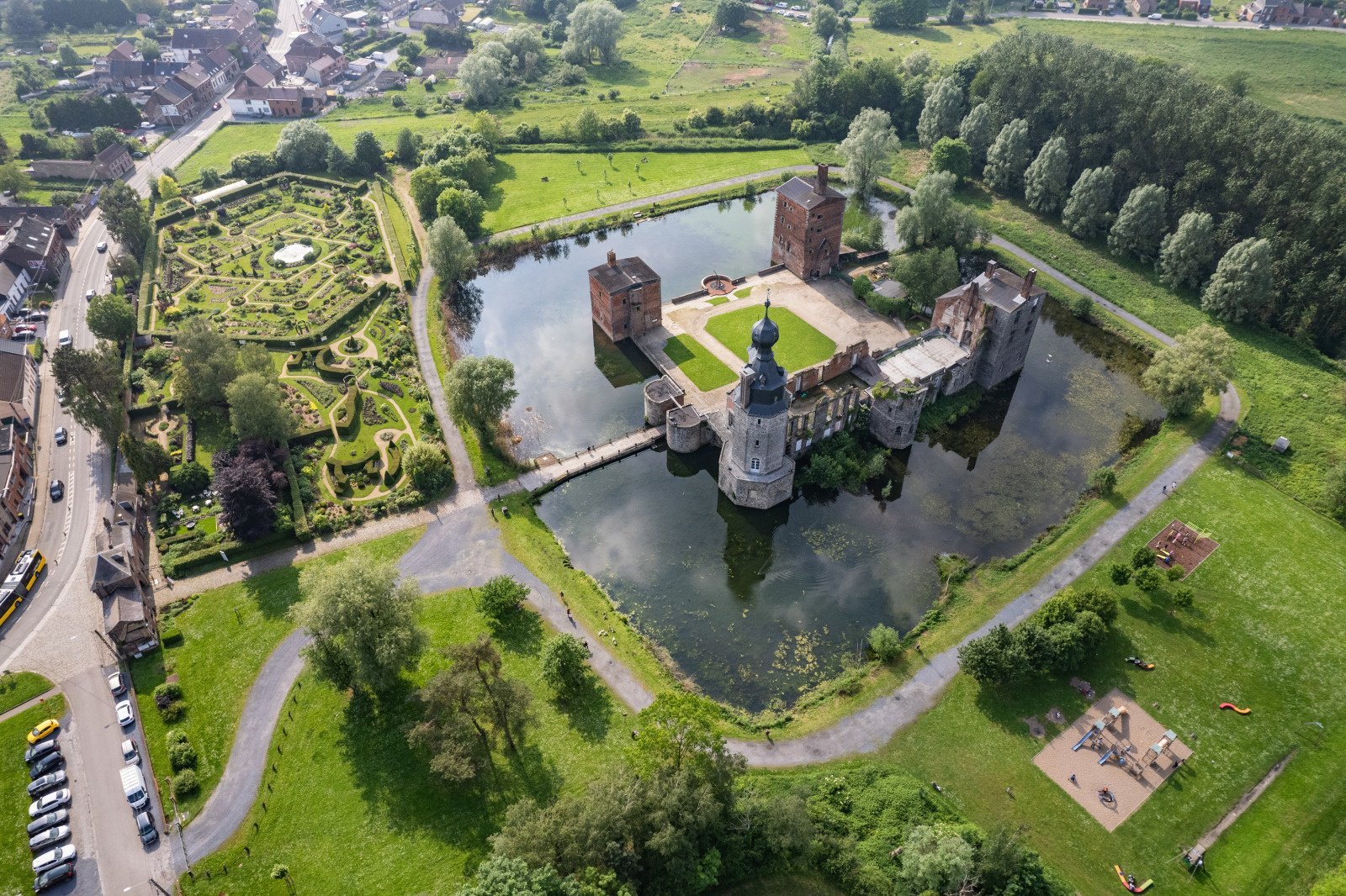 e8d6d0fe-364a-41bf-9216-584bda2d2b02