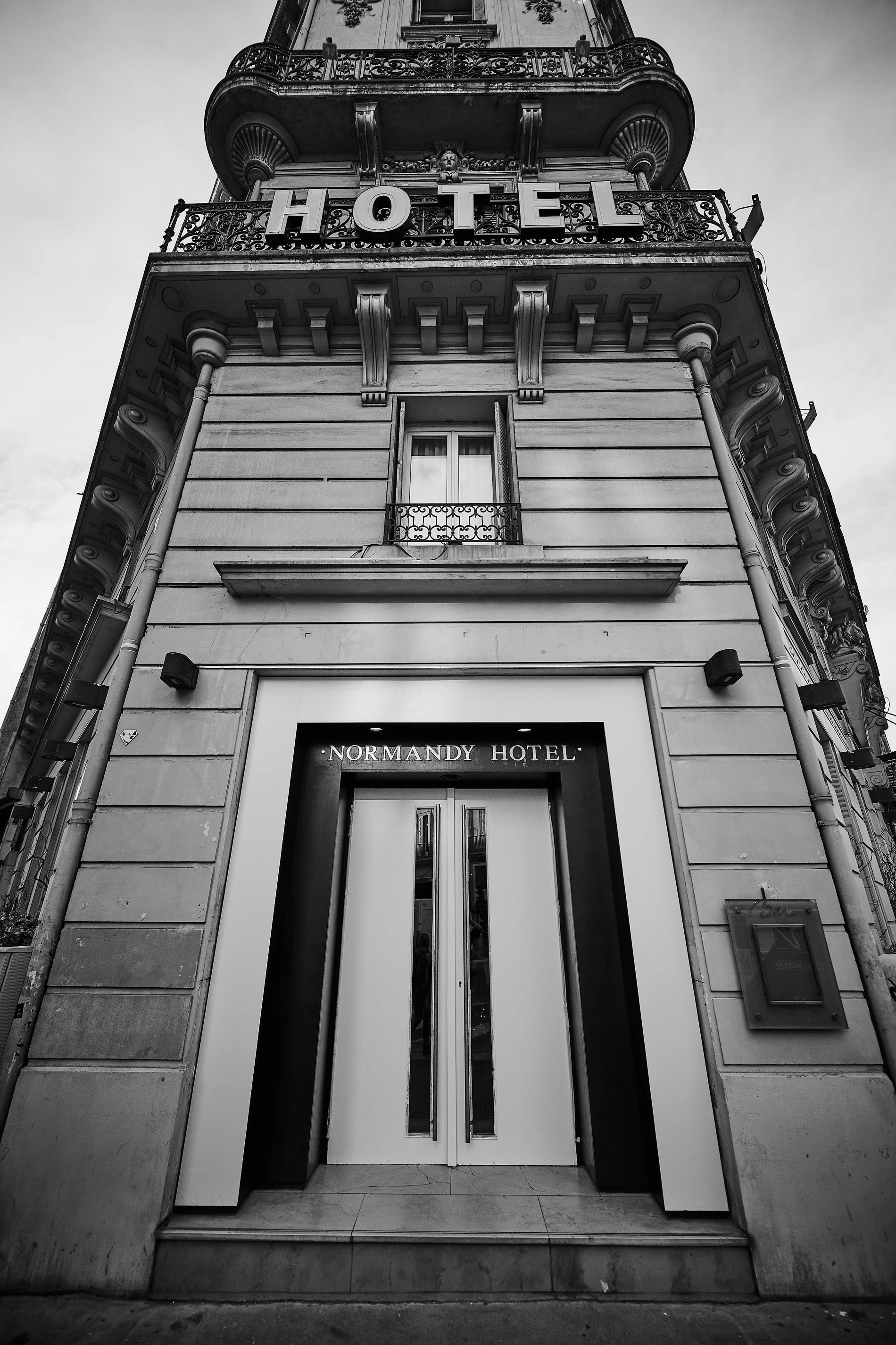 Paris by night - Normandy Hotel Le Chantier