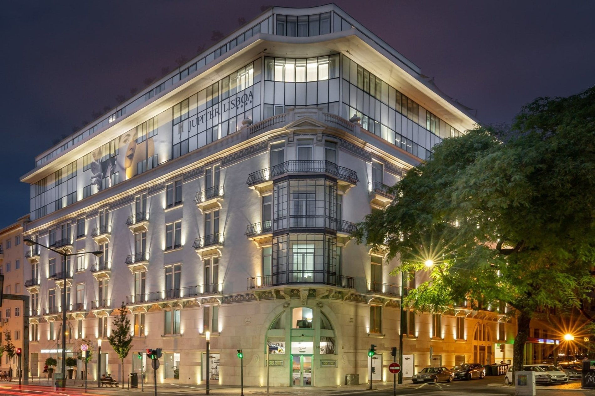 Façade illuminée de l'hôtel Jupiter Lisboa, située à Campo Pequeno