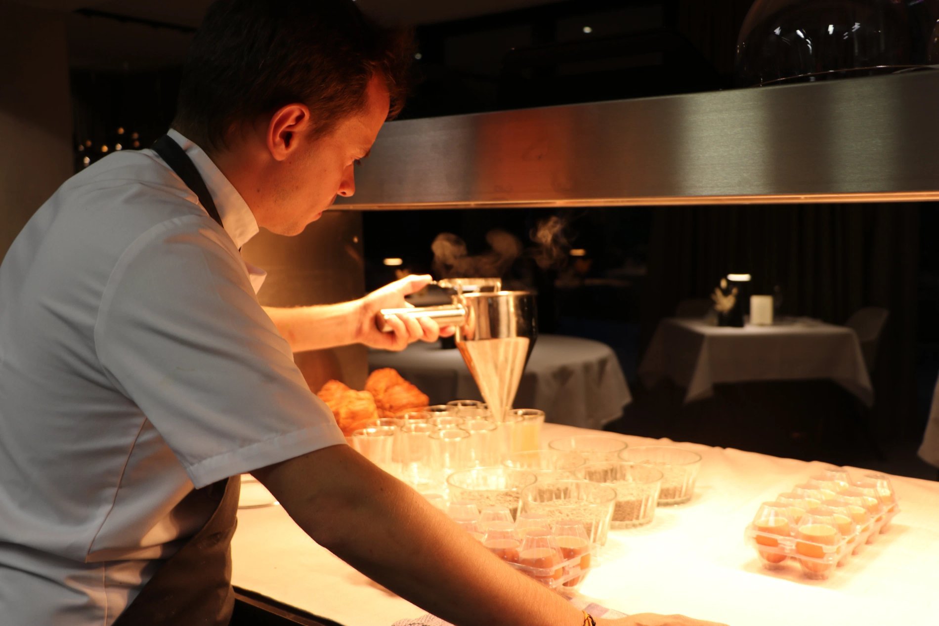 Chef bereidt een gastronomisch gerecht in restaurant Akko van Martin's Rentmeesterij.