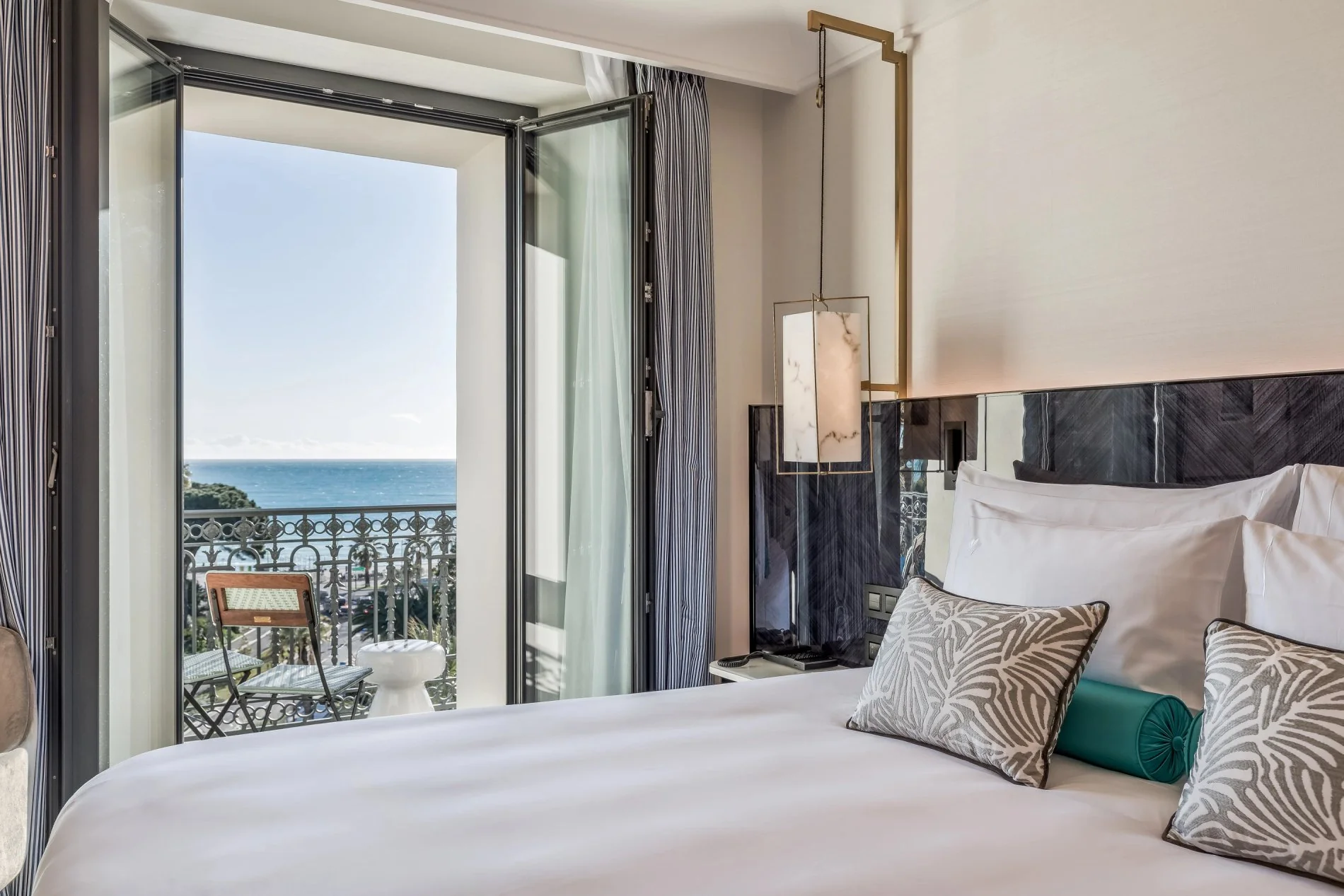Maison Albar - Le Victoria | Chambre deluxe avec balcon et sa vue mer