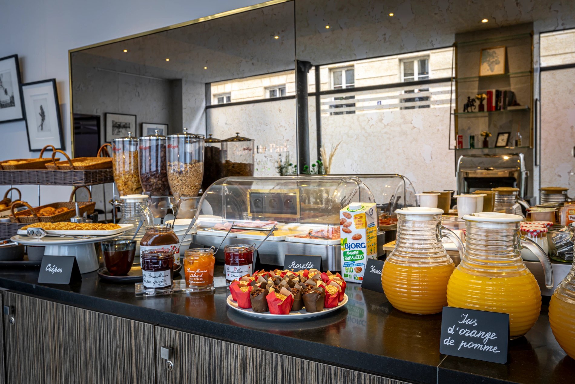 Gardette Park Hotel | Lobby and breakfast buffet