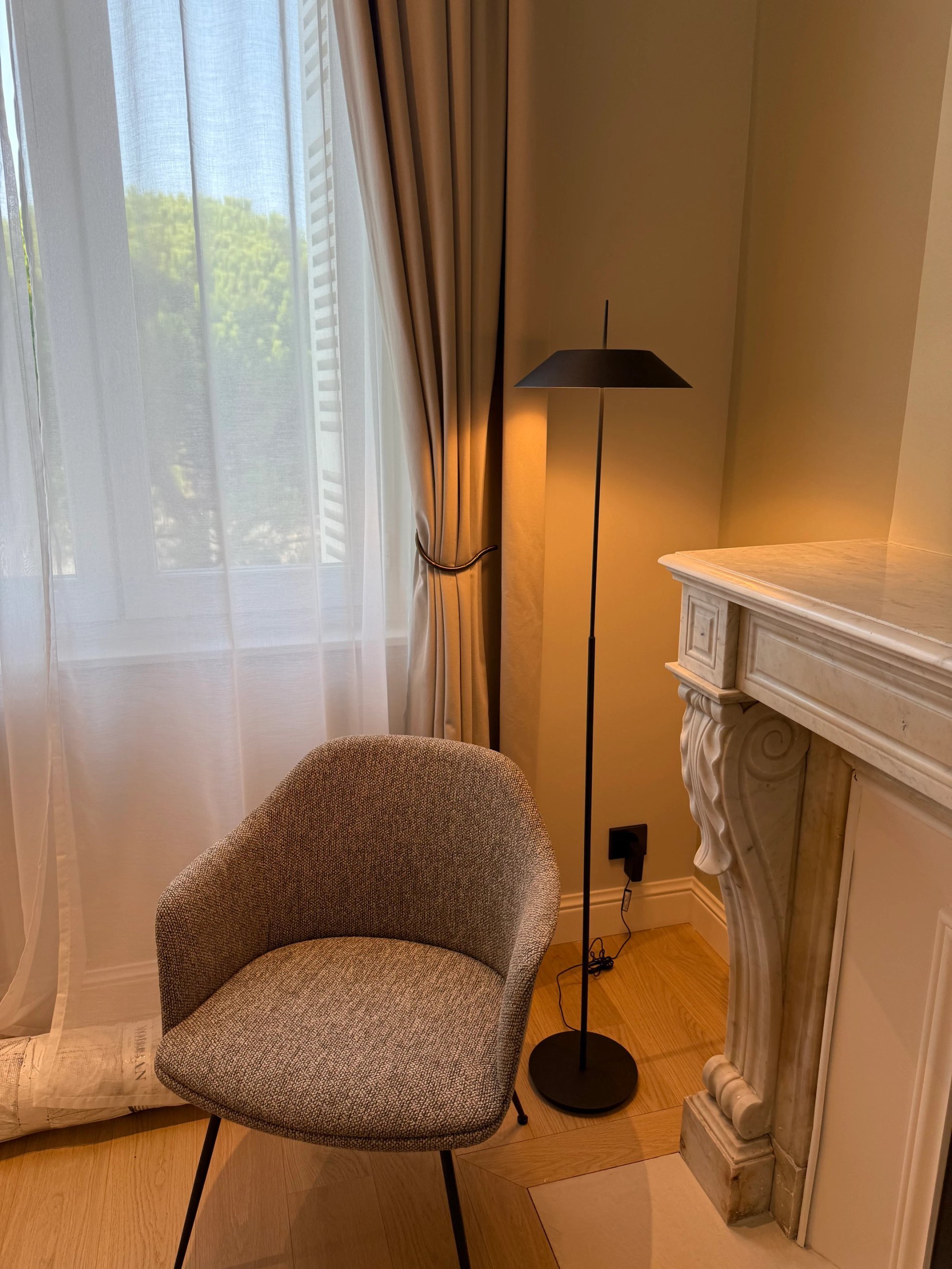 Vue sur la fenêtre et les rideaux de la Chambre Essentielle à la Villa des Vignes à Saint-Émilion