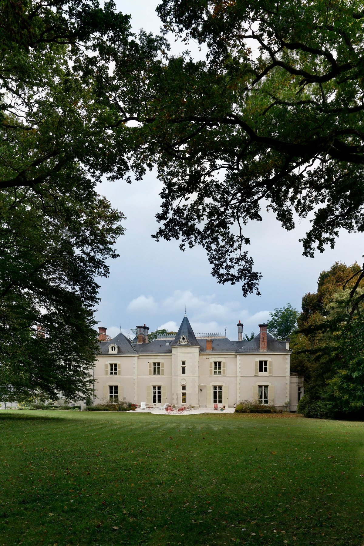 Château de la Rozelle, Château entouré d'arbres avec un grand parc