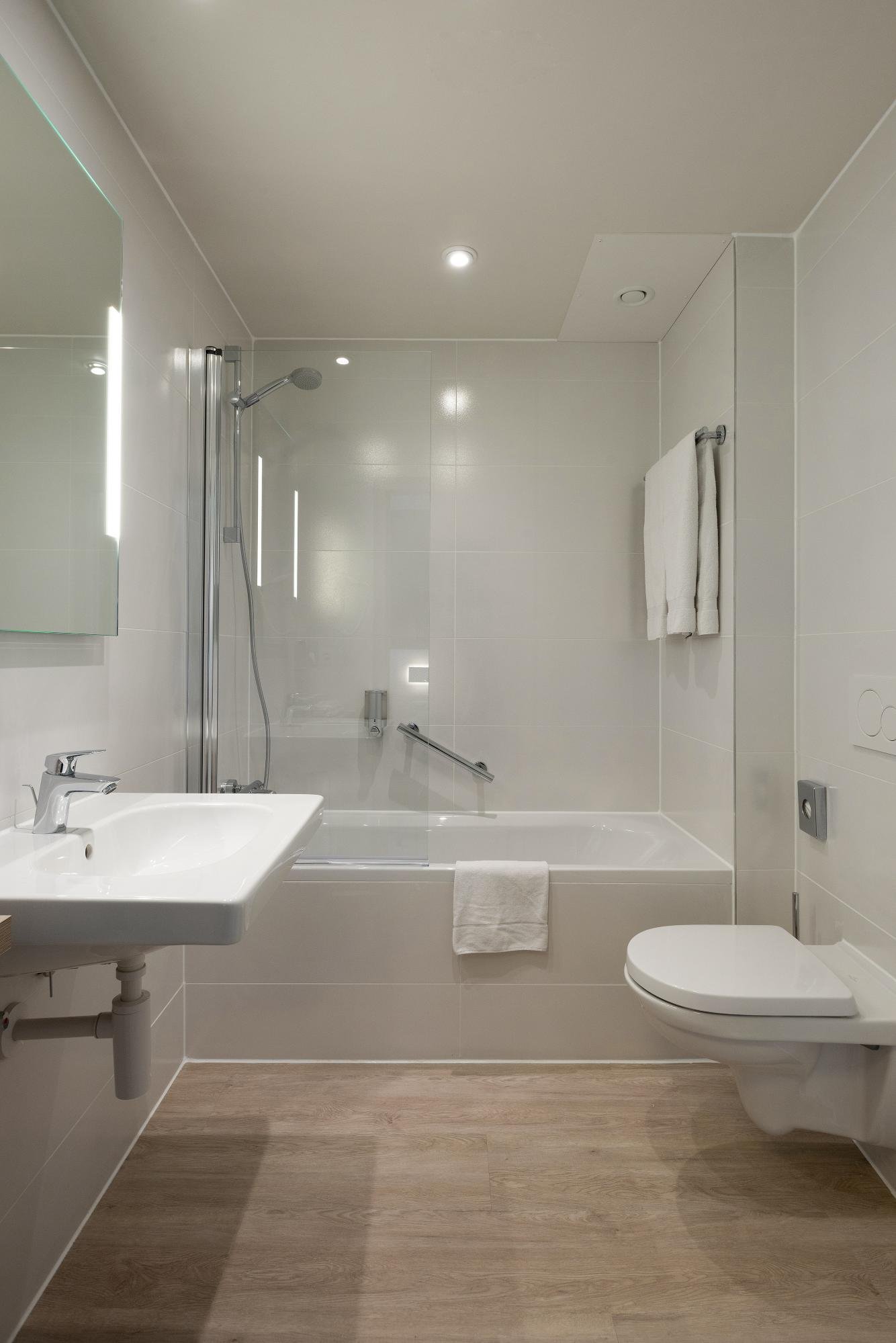 Begehbare Dusche und moderne Ausstattung im Badezimmer des Martin's Brugge