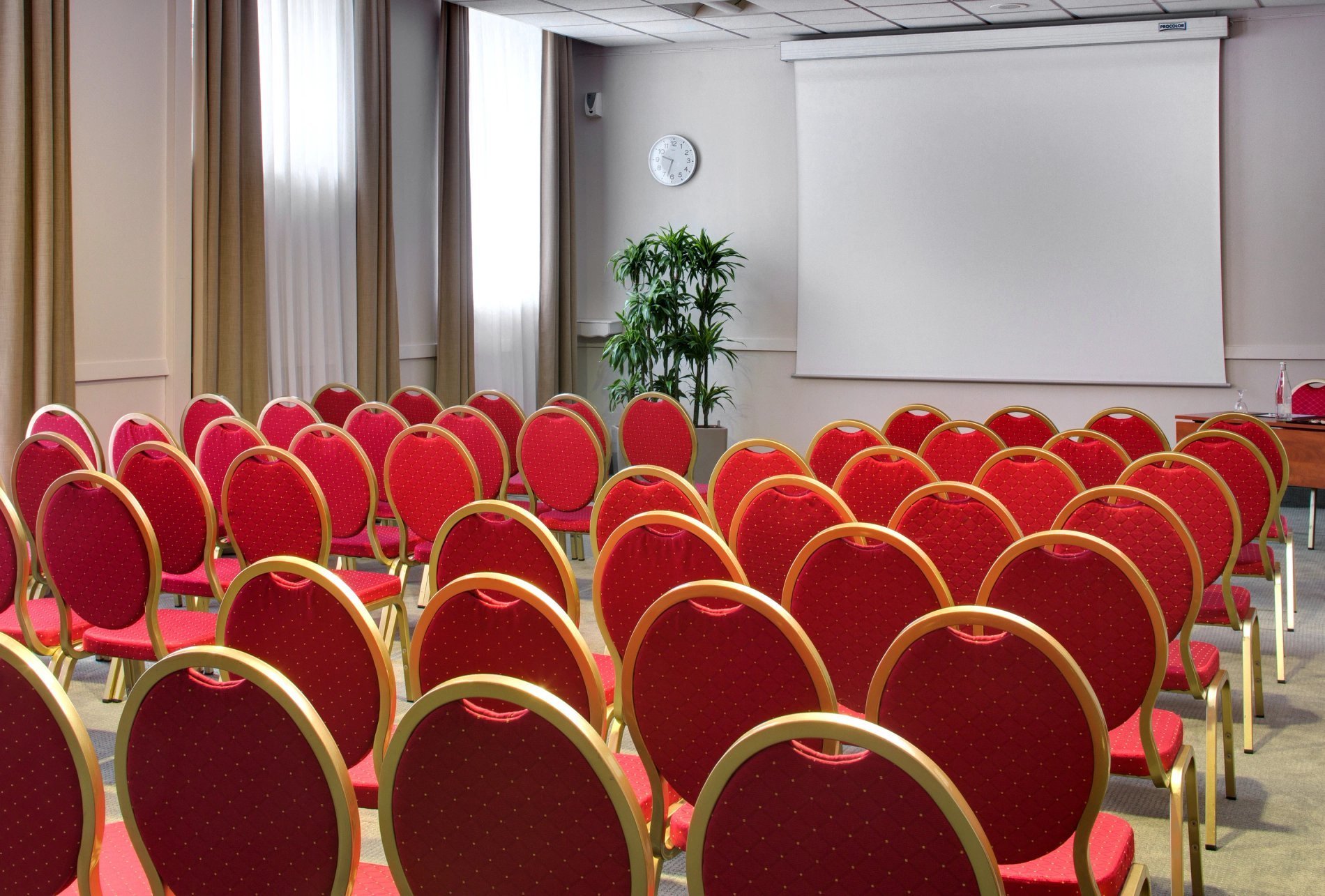Hotel Le Couvent des Minimes offers this seminar room in Lille in an amphitheater setup, ideal for professional conferences and presentations.