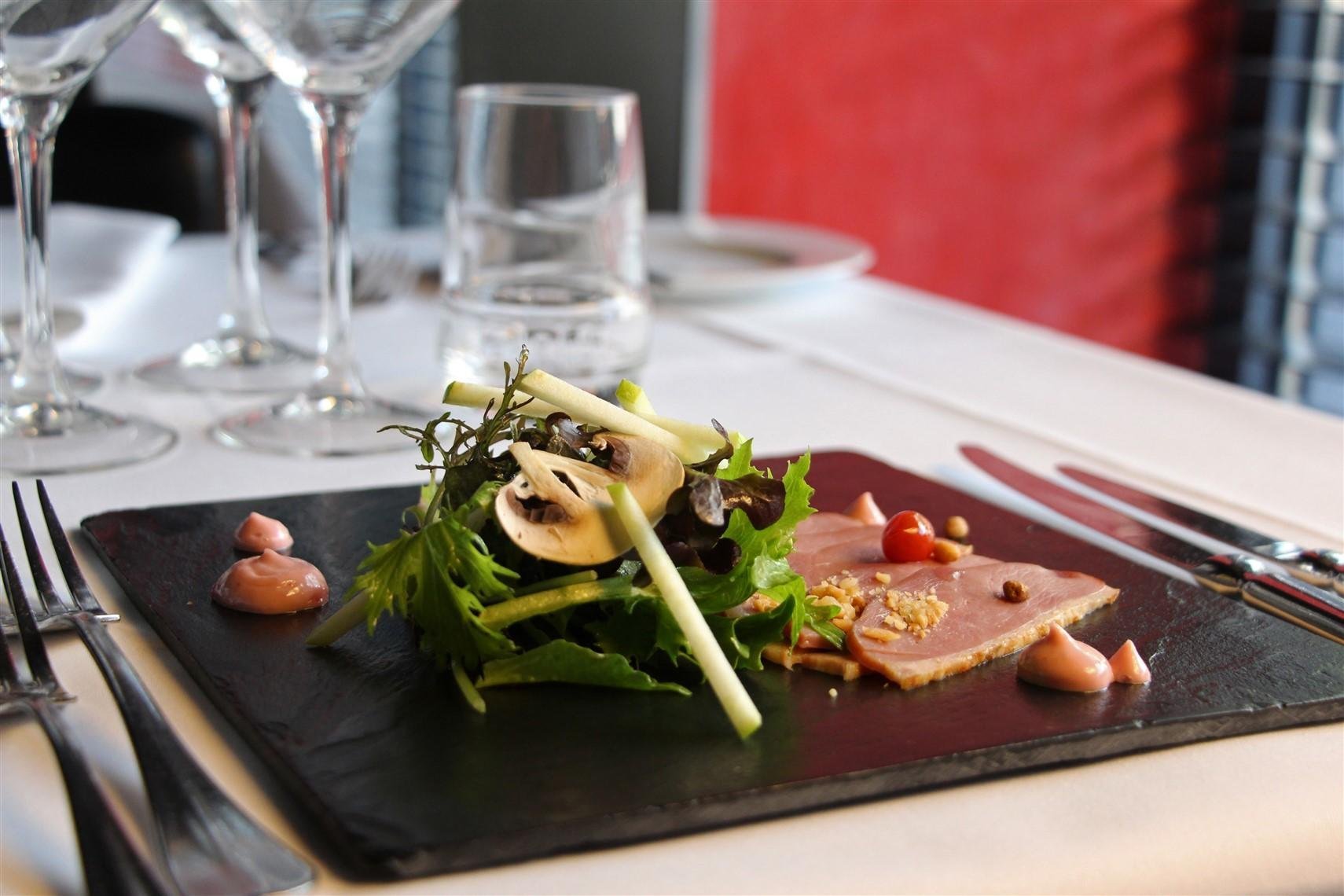 Plat raffiné servi au Martin's Dream à Mons, une expérience culinaire unique.