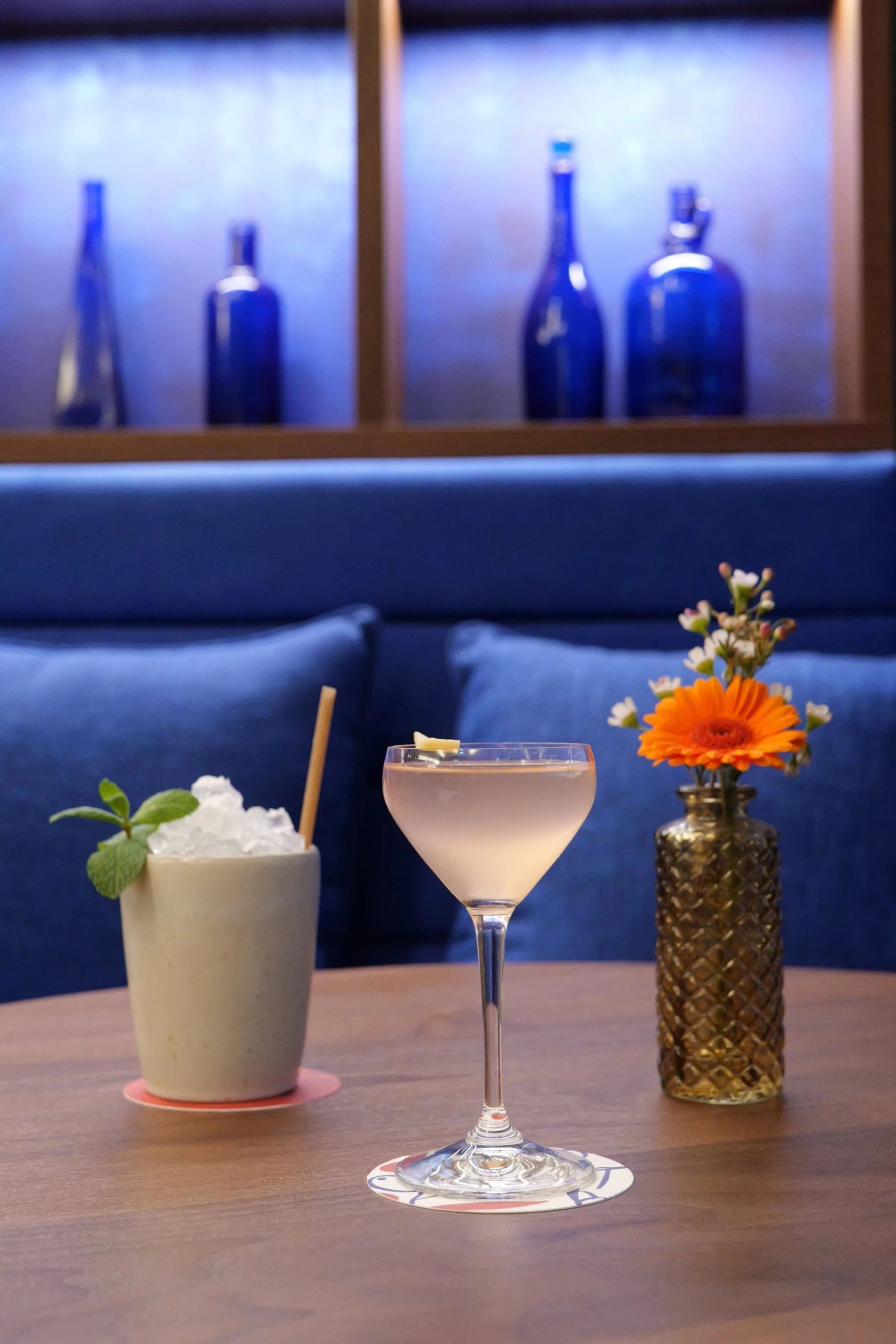 Bar Taulissa : Cocktails rafraîchissants avec fleurs sur une table.