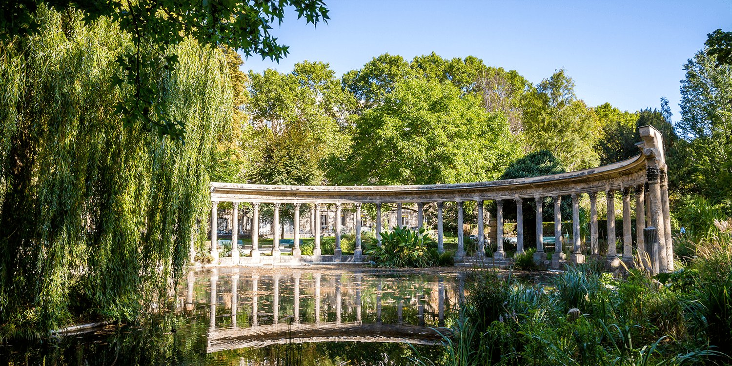 Le Parc Monceau à Paris, à 15 minutes de l'hôtel Gramont.