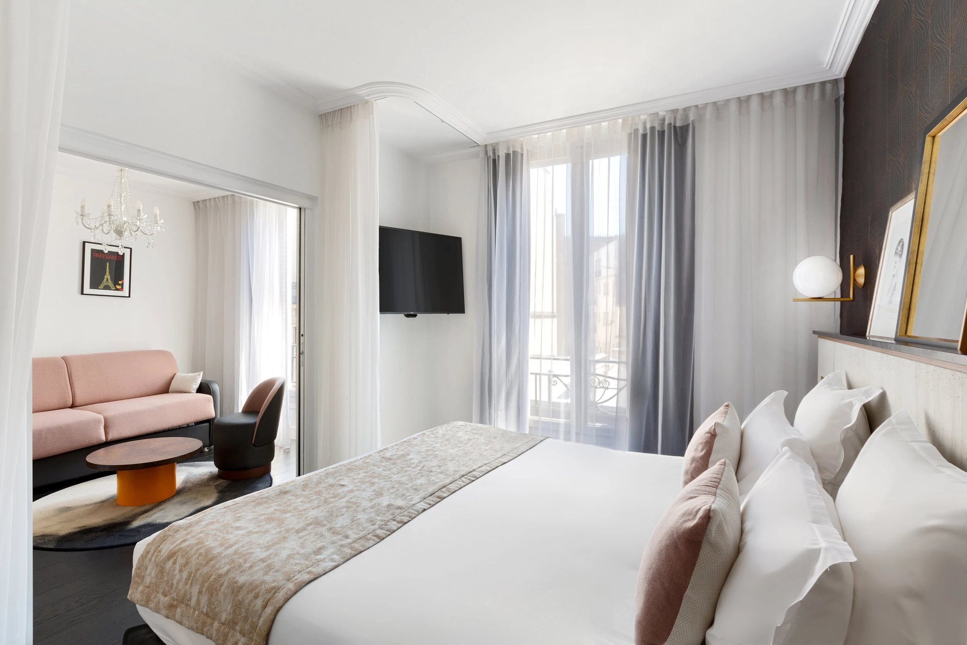 Junior suite avec lit king size et coin salon, symbolisant les suites spacieuses de BW La Demeure Paris.