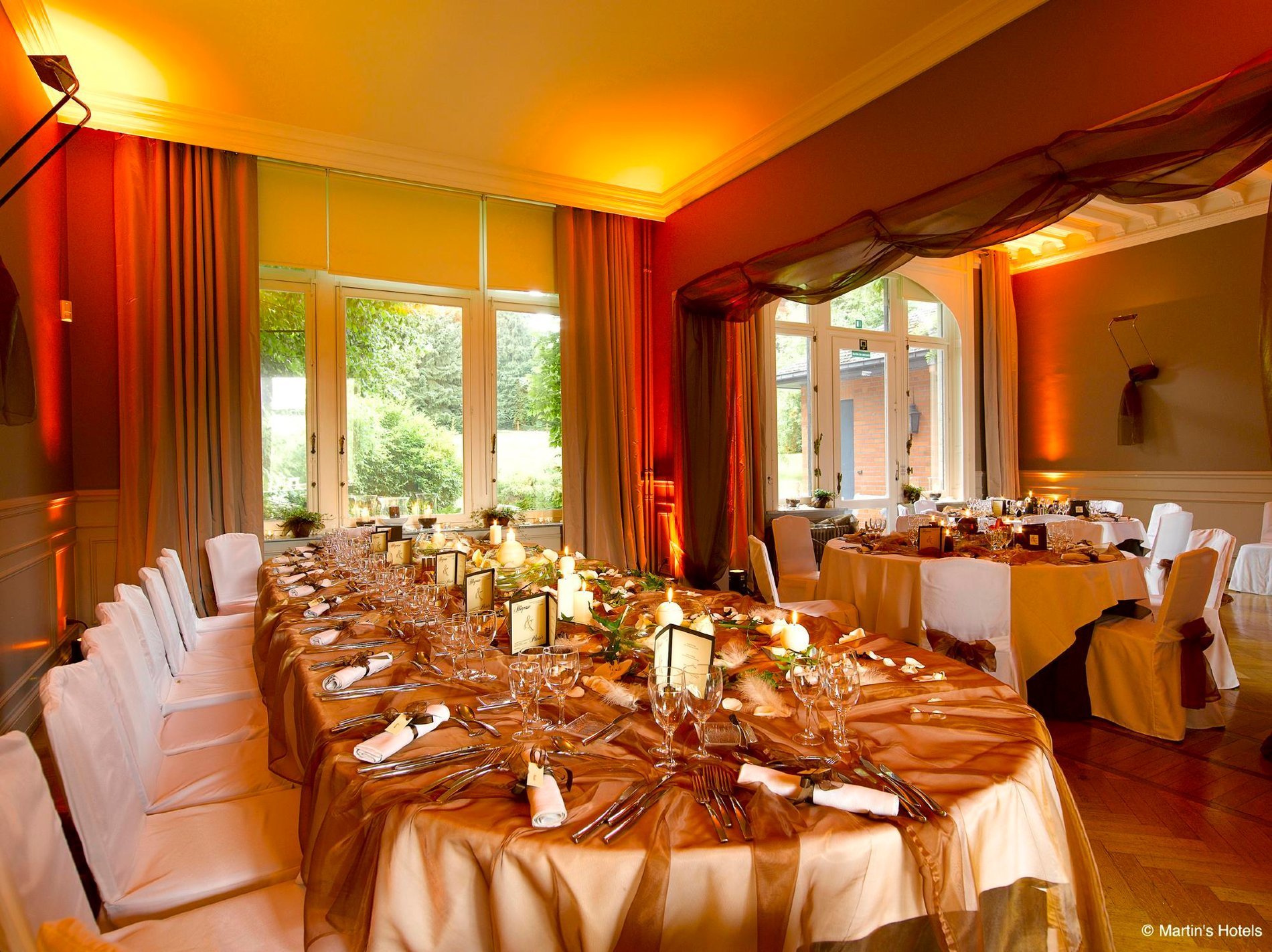 Salle de réception décorée pour un événement au Manoir de Genval.