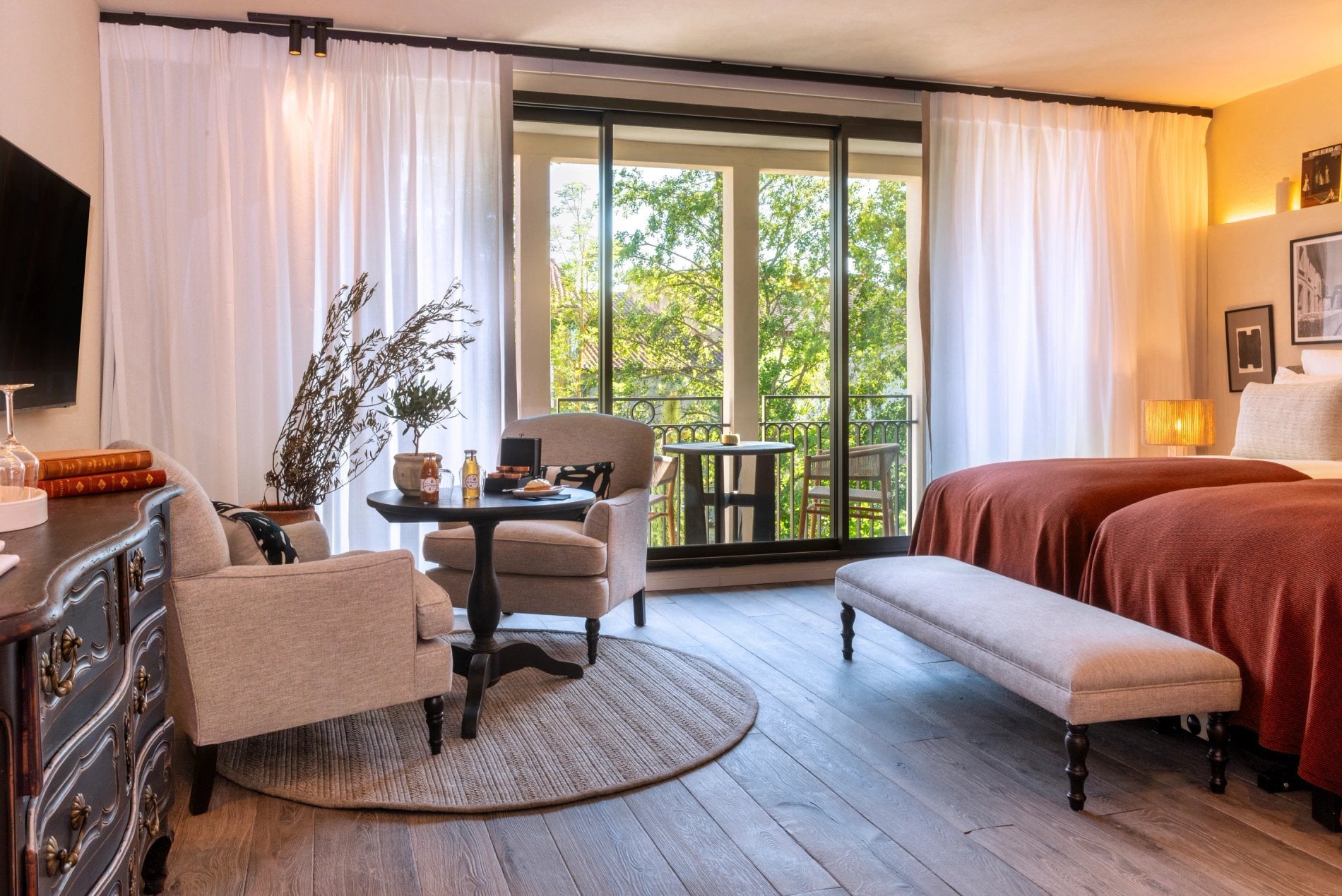 Chambre Deluxe lumineuse avec coin salon et balcon à L’Isle de Leos