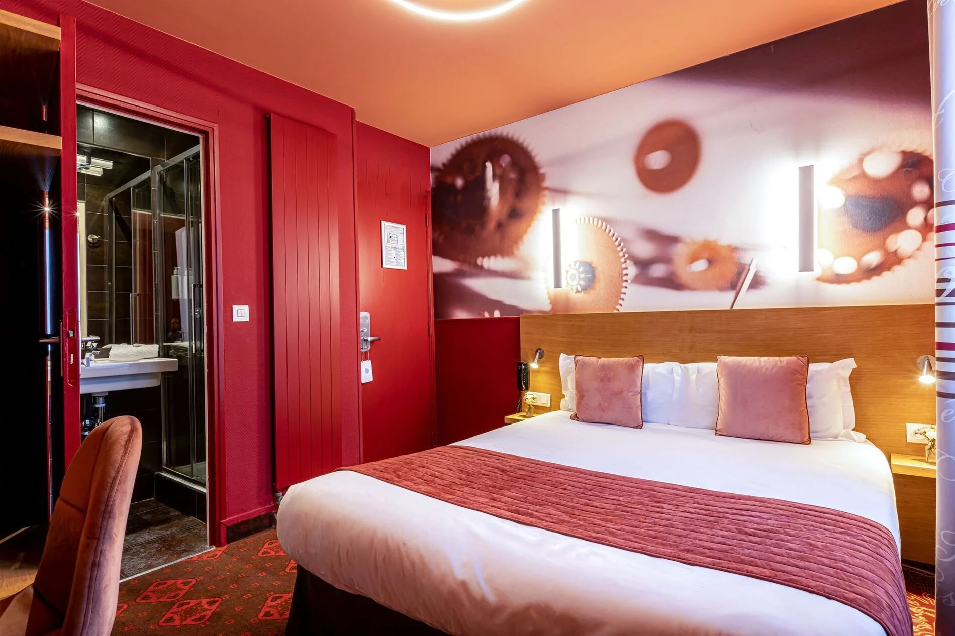 Chambre adjacente élégante de l'Hôtel Ariane Montparnasse avec lit double, salle de bain privative et décoration contemporaine