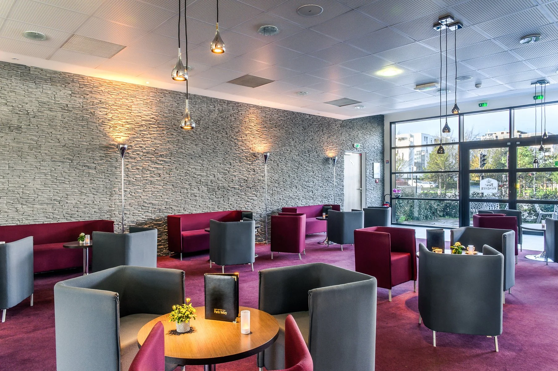 Espace lounge moderne du Best Western Plus Paris Vélizy avec fauteuils confortables