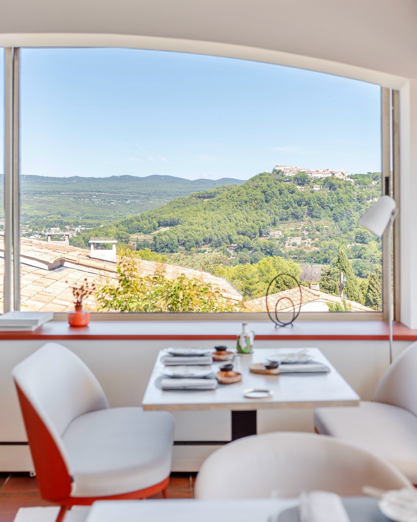 Table at the restaurant of Maison Bérard with views over the Provençal hills