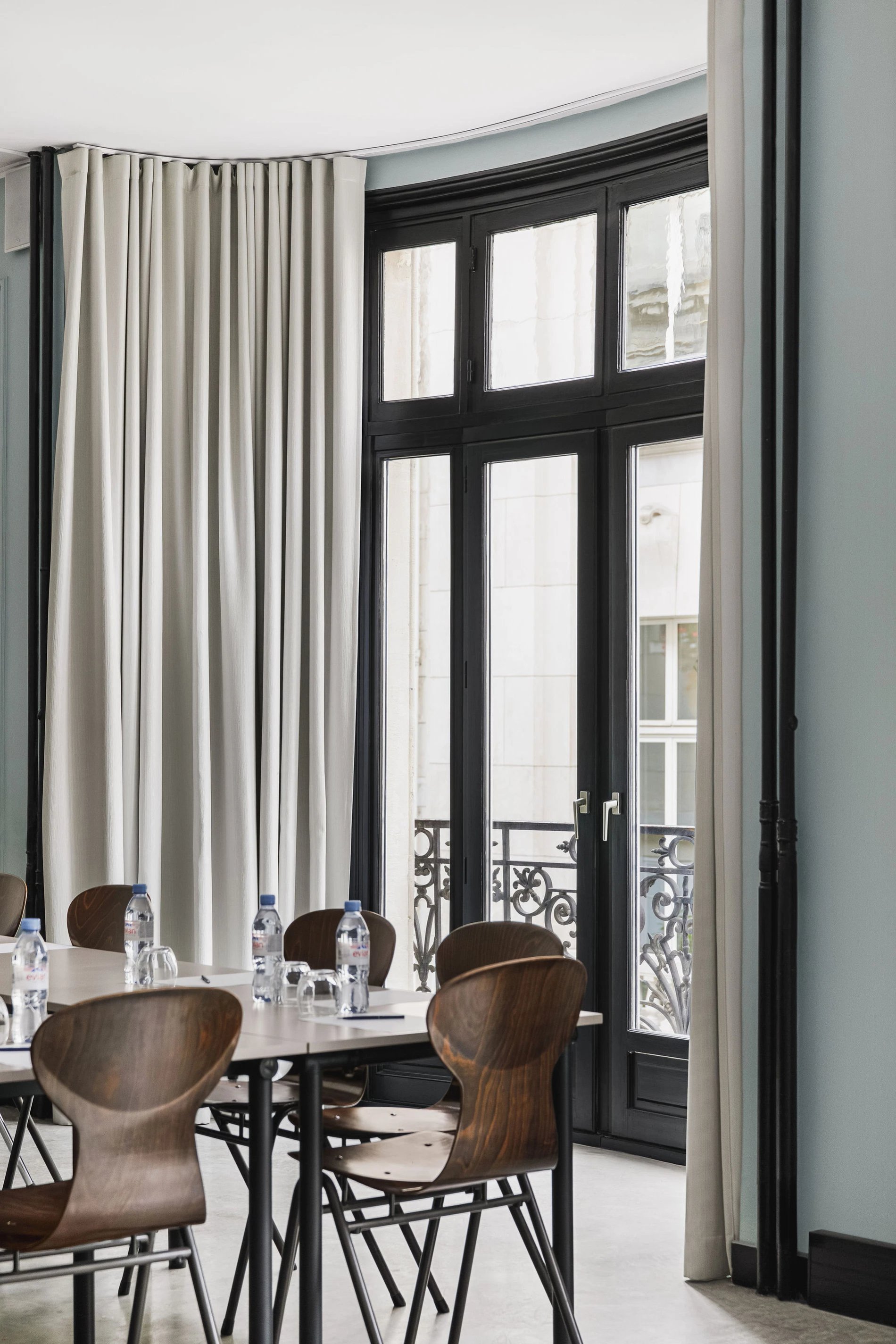 Bright meeting area with round table at Hôtel Bachaumont