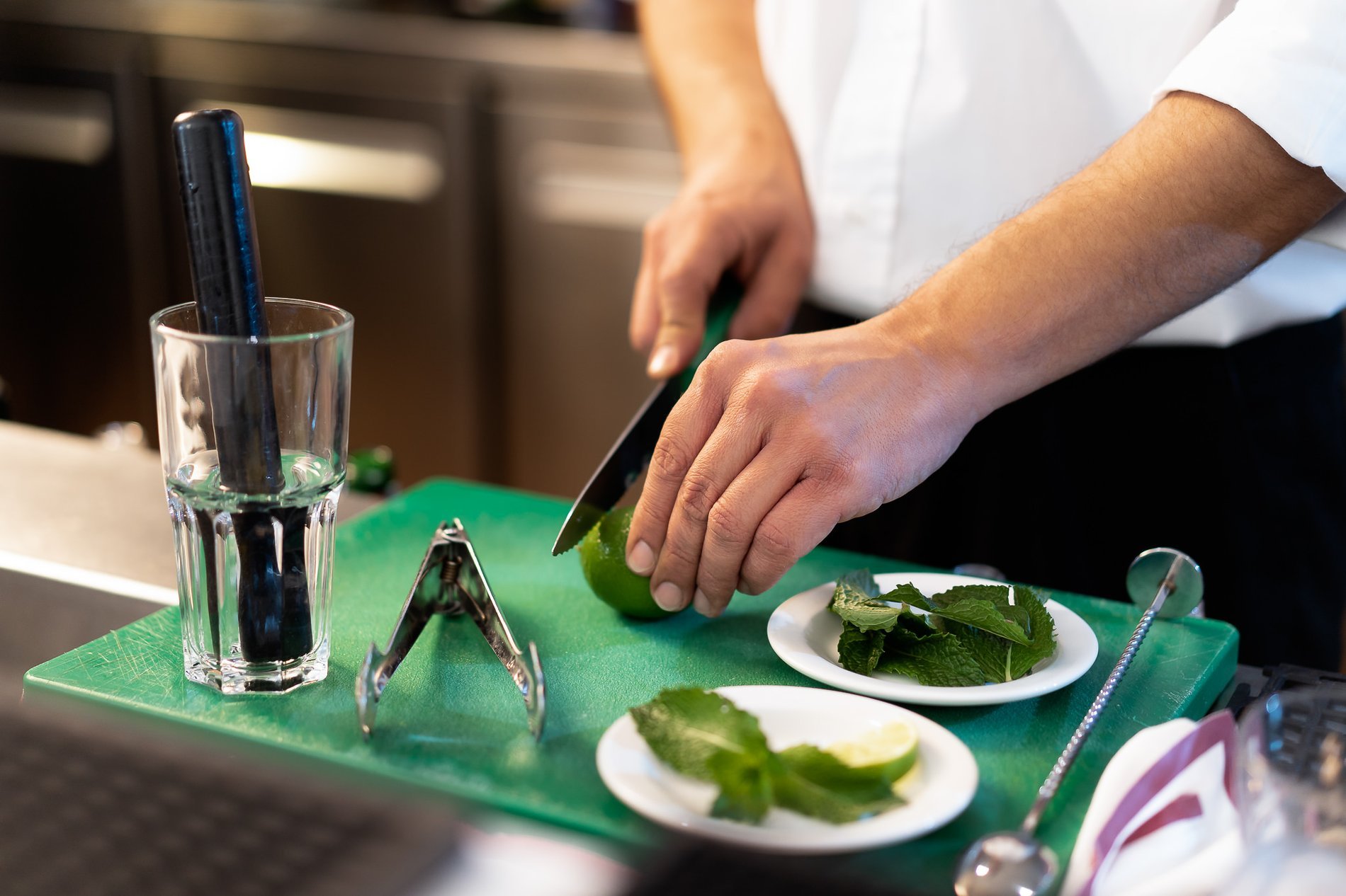 Mojito rafraîchissant et délicieux en préparation au Al Bar de l’Hôtel Jupiter Albufeira