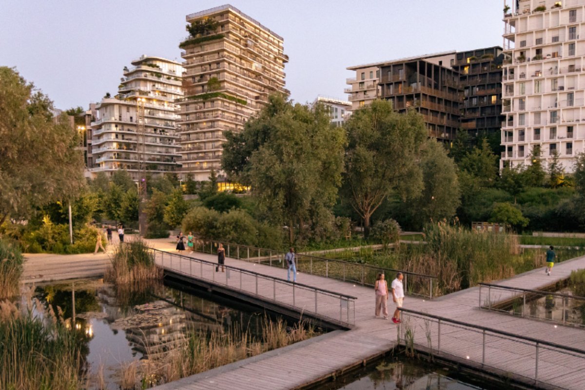 Parc Clichy-Batignolles – Martin Luther King à Paris avec passerelle, plan d’eau et espaces verts à proximité de l’Hôtel Glasgow Monceau