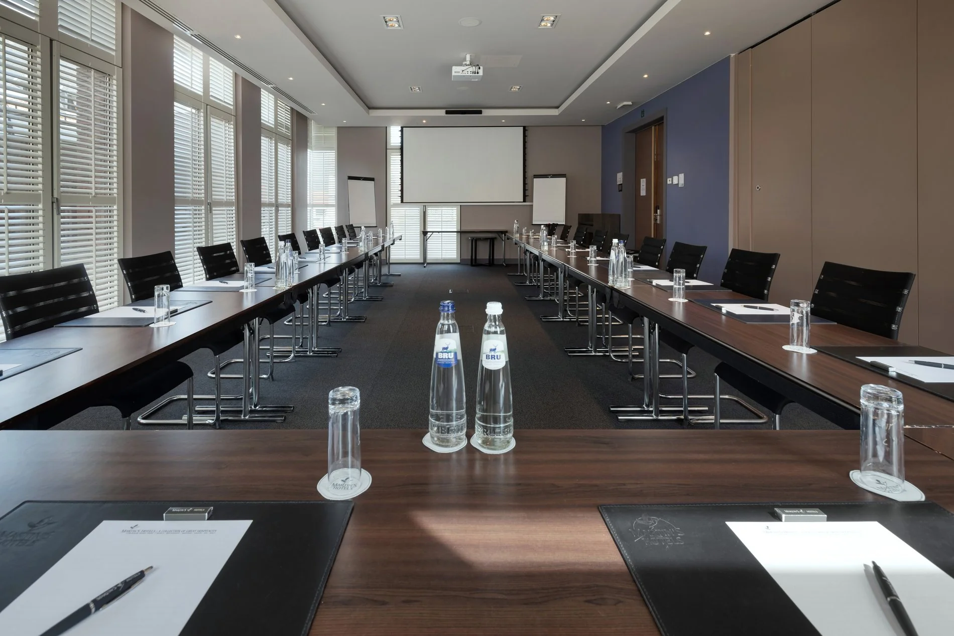 Salle de réunion spacieuse et moderne au Martin's Klooster à Louvain.