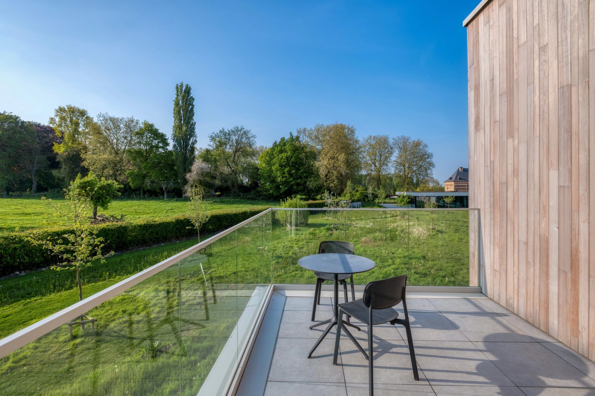 Privéterras van de Exceptional Garden kamer met uitzicht op de tuin.