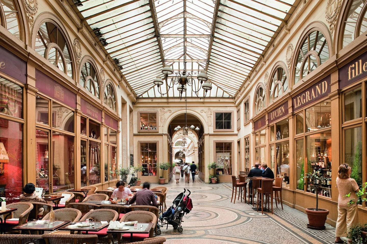 Galerie couverte dans un Timhotel, architecture classiqu