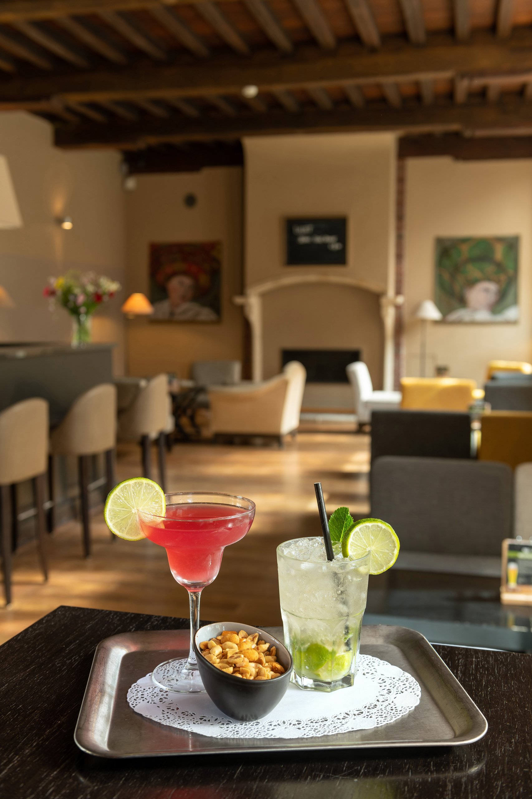Cocktails rafraîchissants servis dans une ambiance chaleureuse au Martin's Klooster à Louvain.