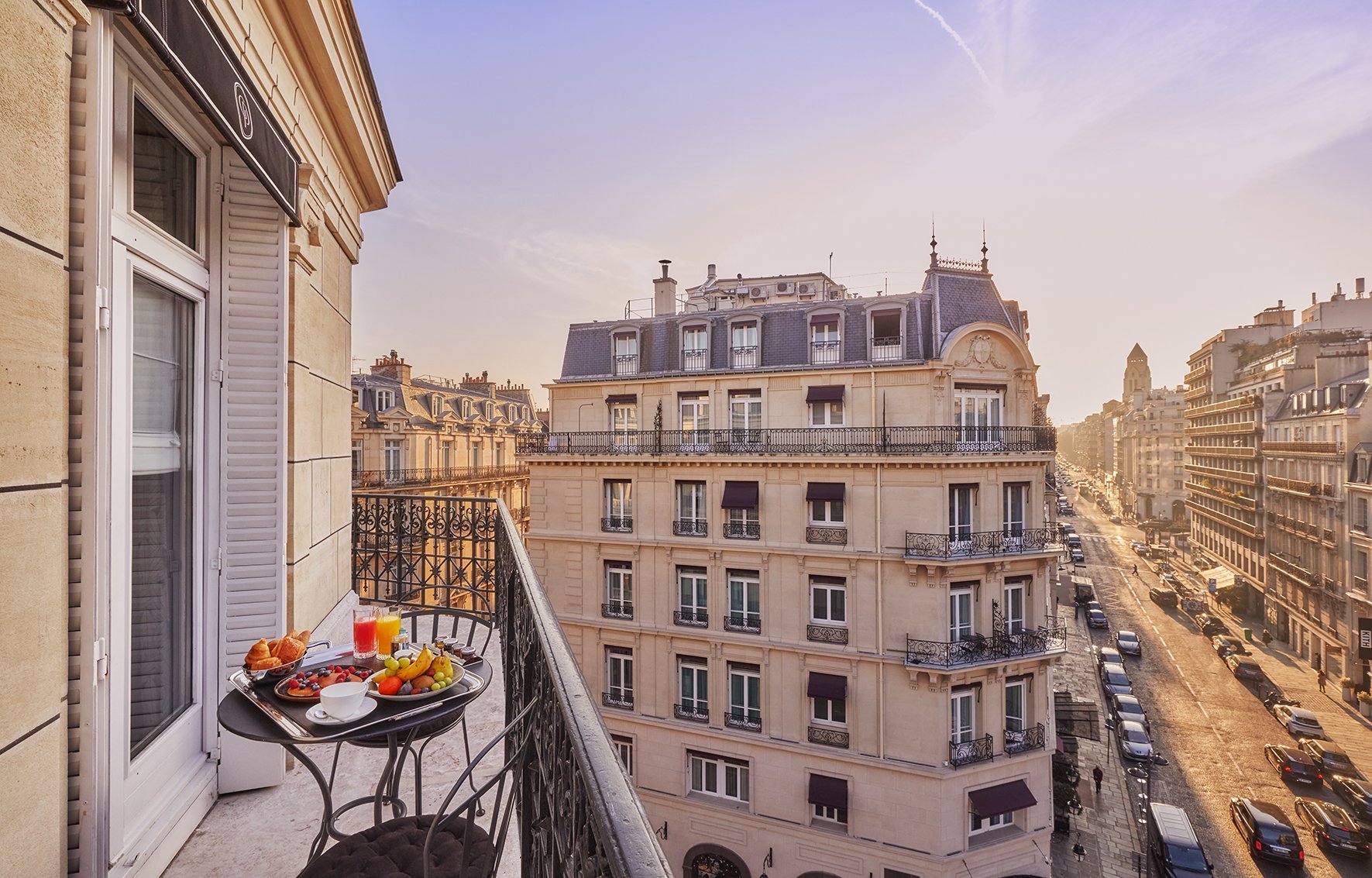 Petit-déjeuner sur balcon avec vue haussmannienne dans un hôtel partenaire du Prince de Cont
