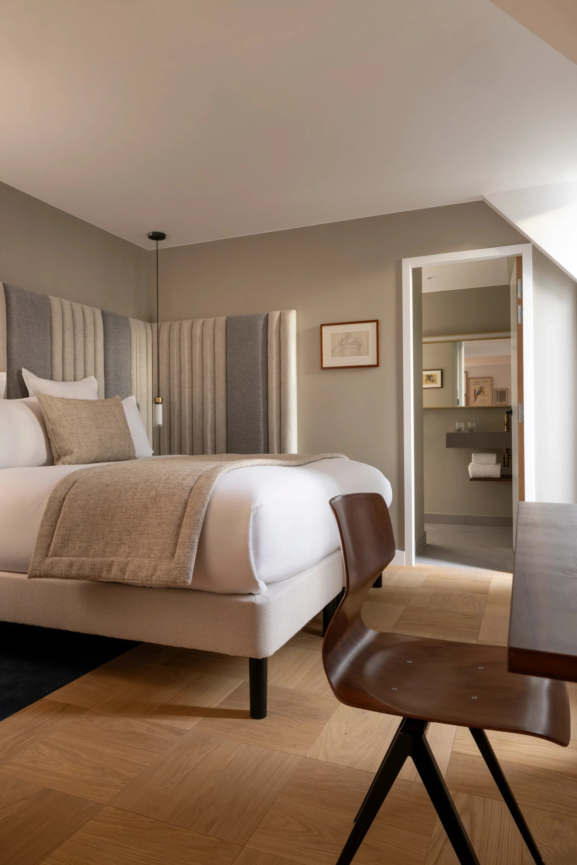 Hotel Pilgrim Deluxe Room Balcony Desk Bathroom