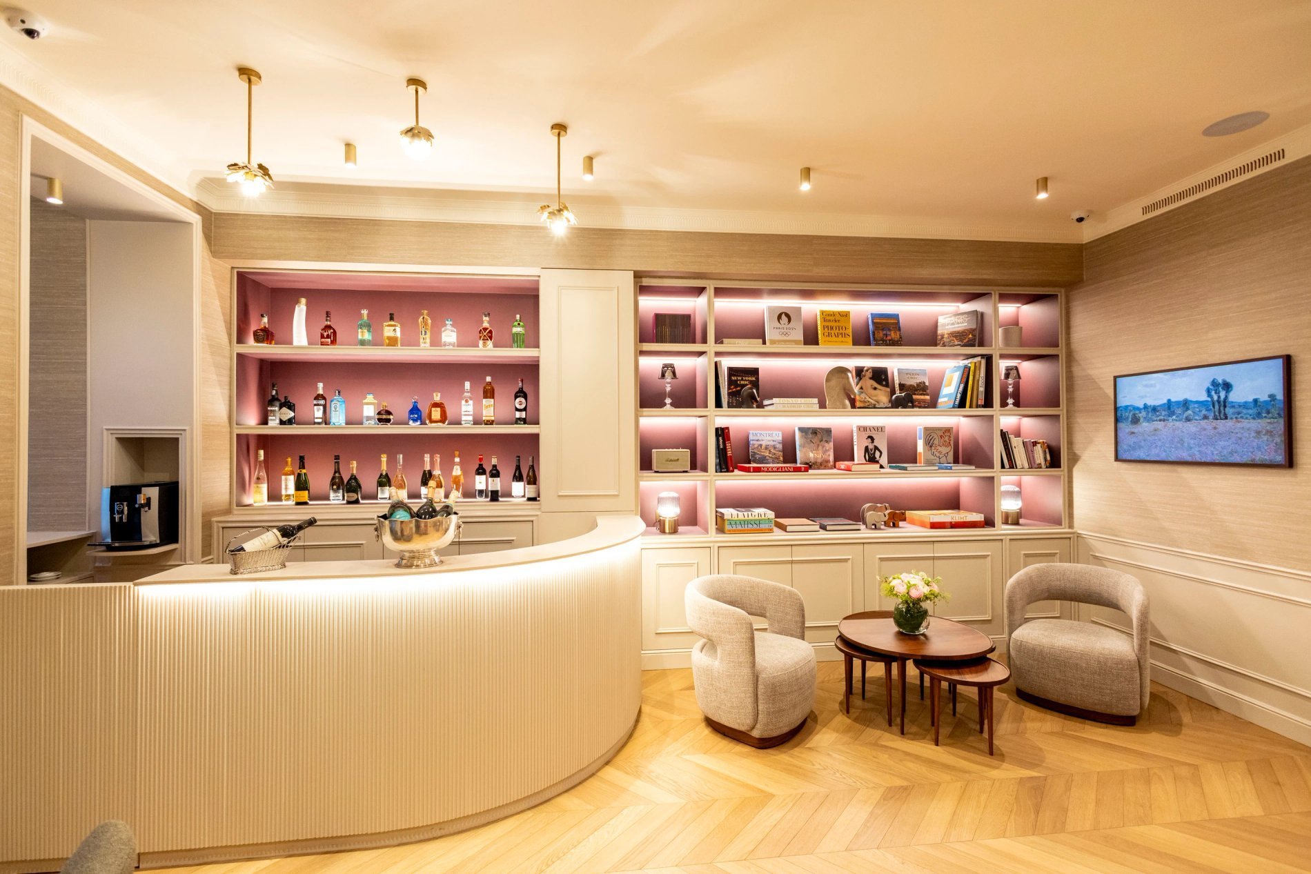 Reception of Hôtel Résidence Foch Paris – warm atmosphere, refined decor, and personalized welcome in an elegant setting. Just steps from Porte Maillot, the Palais des Congrès, and the Arc de Triomphe, our 4-star hotel offers a unique experience in the heart of Paris' 16th district.